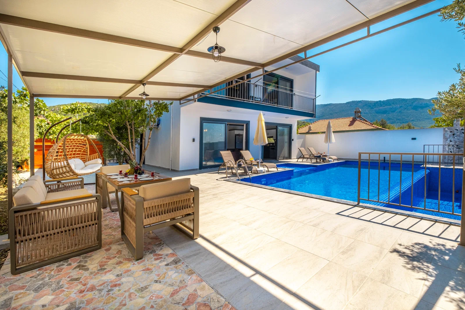 Bezirgan’da Korunaklı, Çocuk Havuzlu, Jakuzili, Kiralık Villa