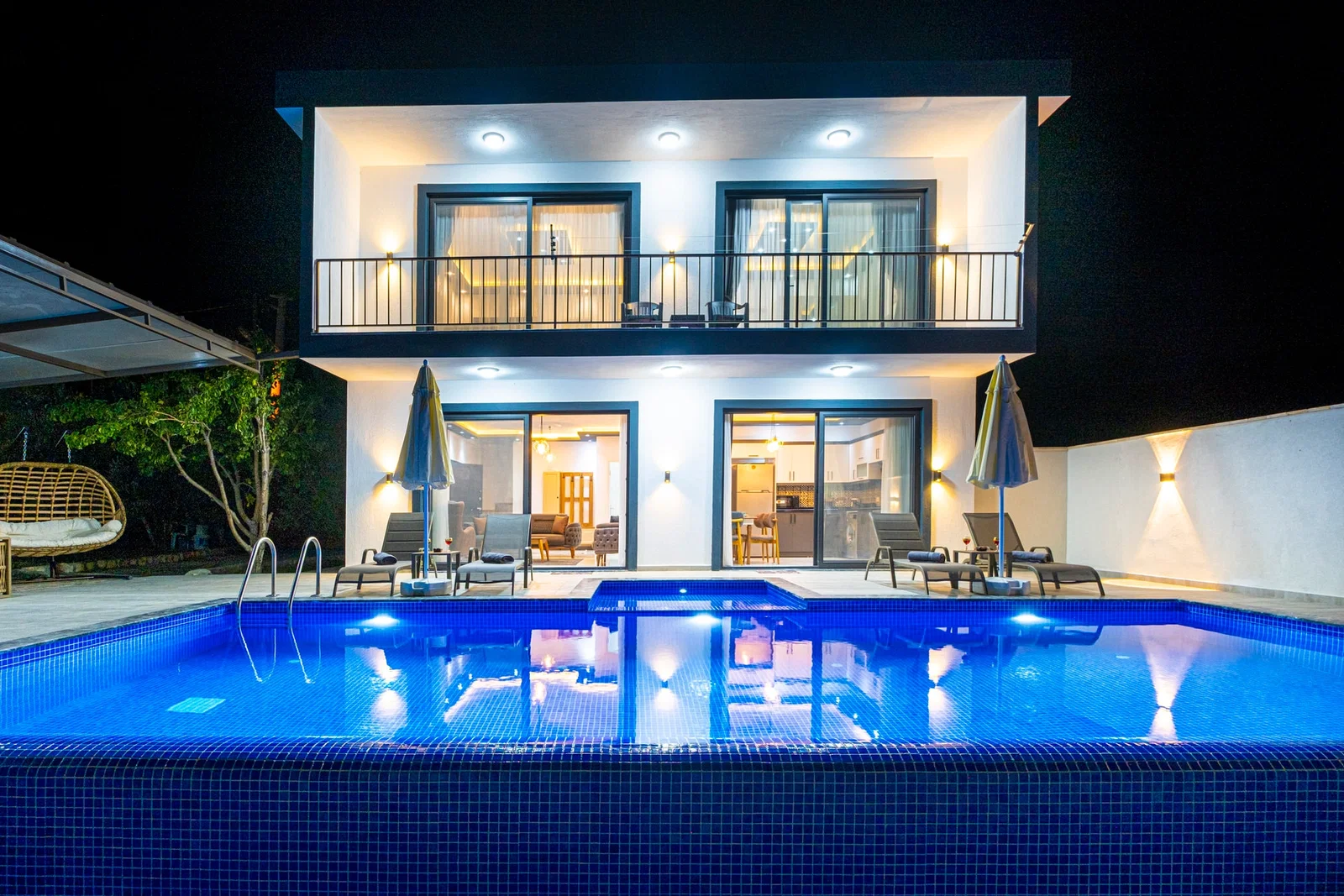 Bezirgan’da Korunaklı, Çocuk Havuzlu, Jakuzili, Kiralık Villa