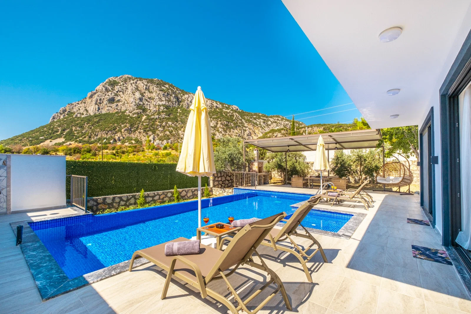 Bezirgan’da Korunaklı, Çocuk Havuzlu, Jakuzili, Kiralık Villa