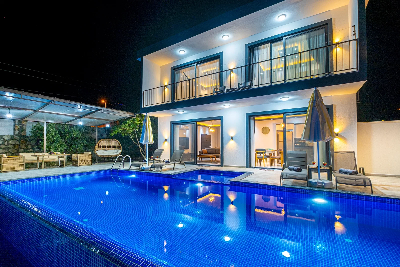 Bezirgan’da Korunaklı, Çocuk Havuzlu, Jakuzili, Kiralık Villa