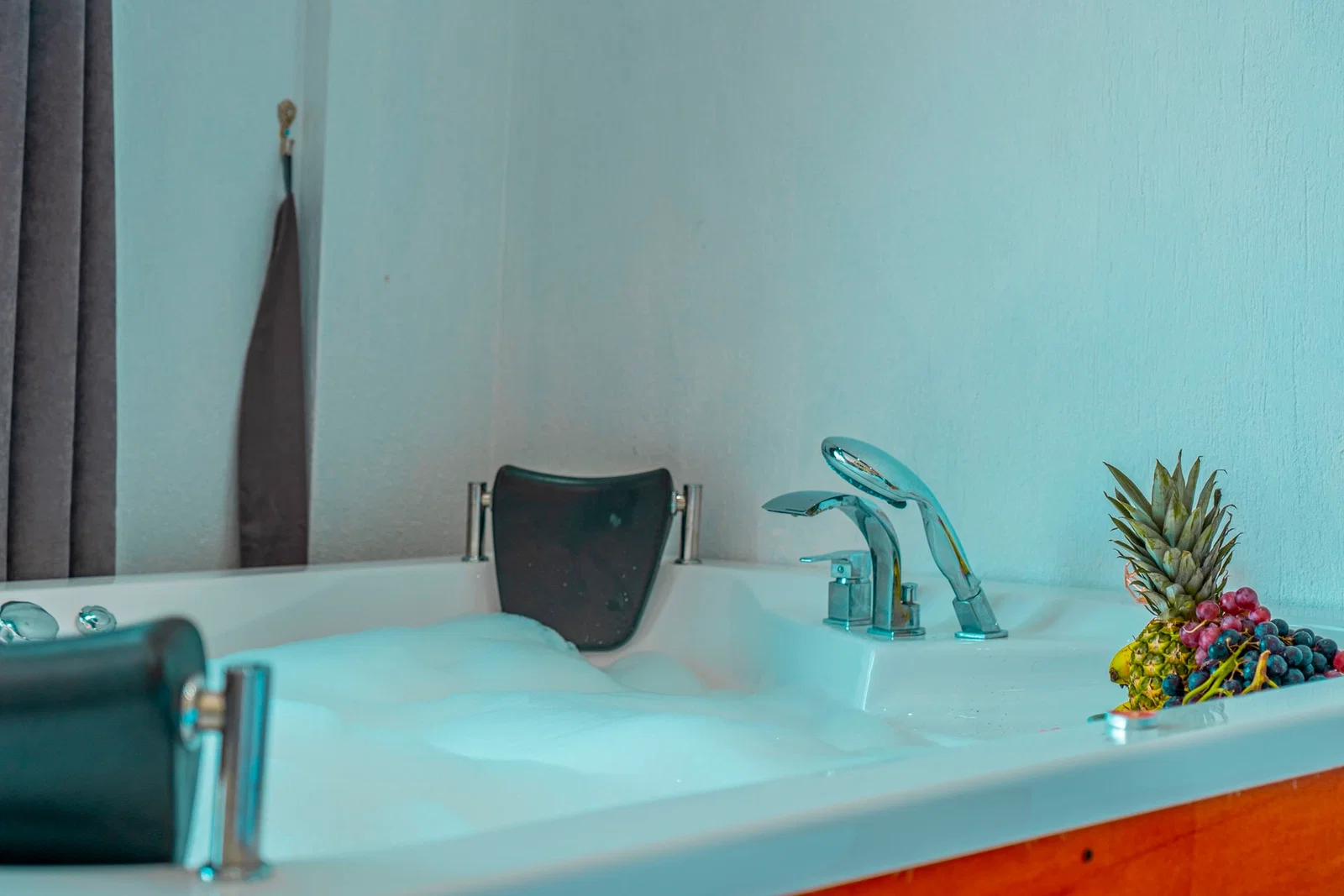 Bezirgan’da Korunaklı, Çocuk Havuzlu, Jakuzili, Kiralık Villa