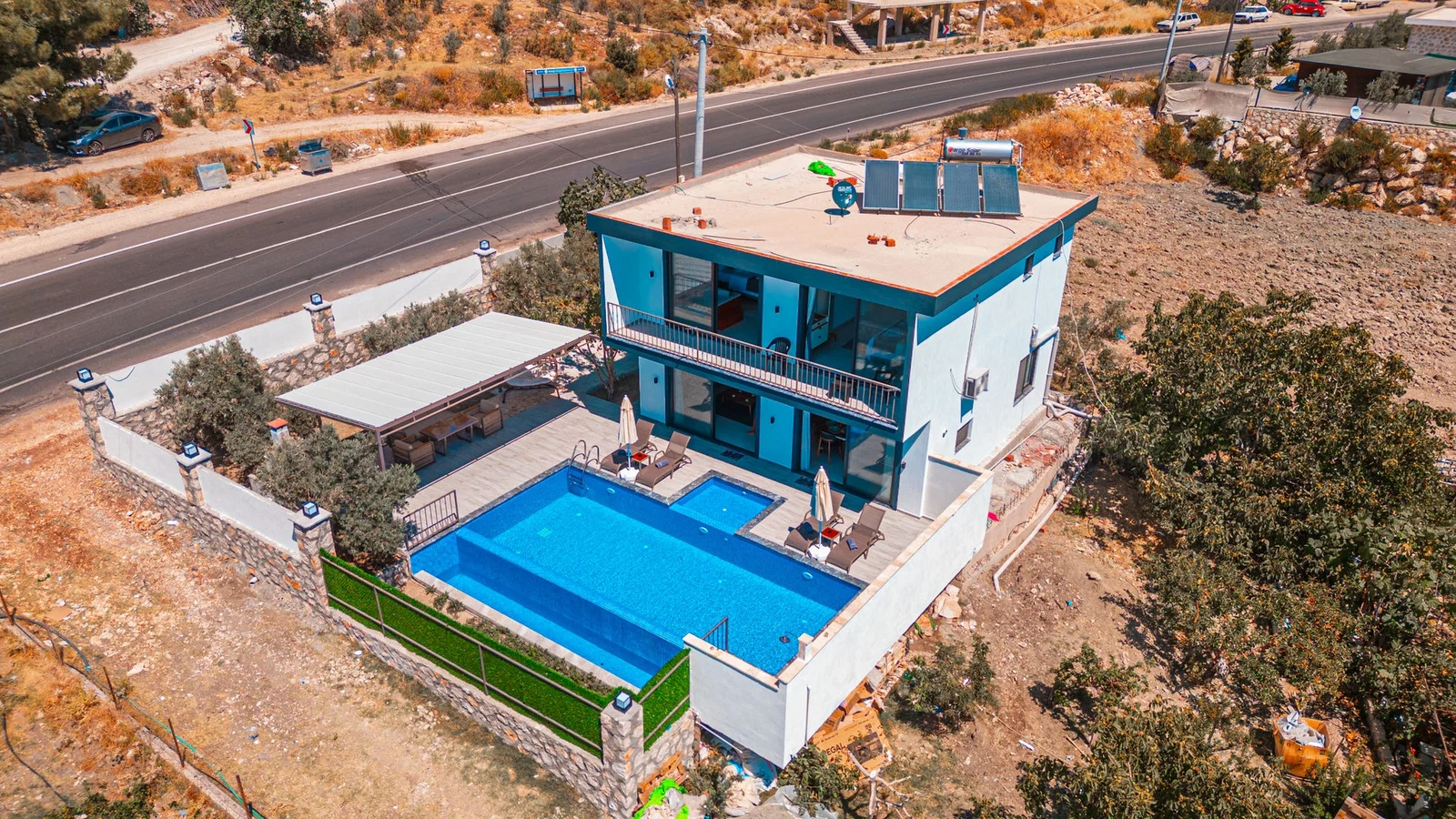 Bezirgan’da Korunaklı, Çocuk Havuzlu, Jakuzili, Kiralık Villa