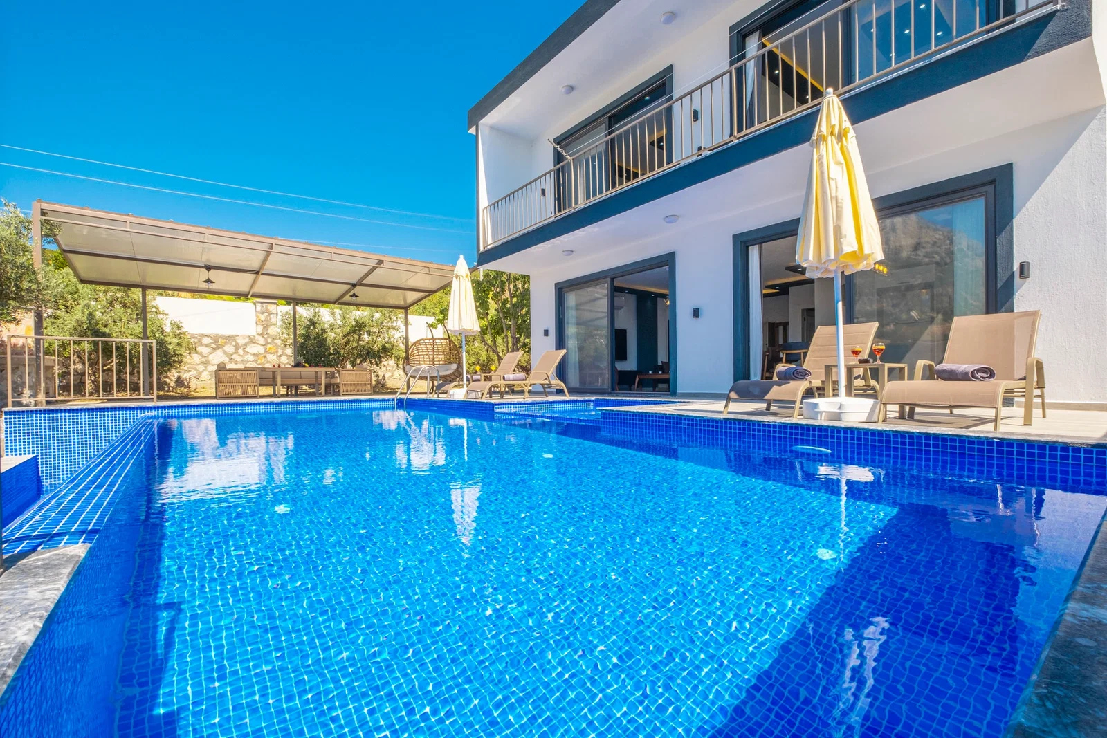 Bezirgan’da Korunaklı, Çocuk Havuzlu, Jakuzili, Kiralık Villa