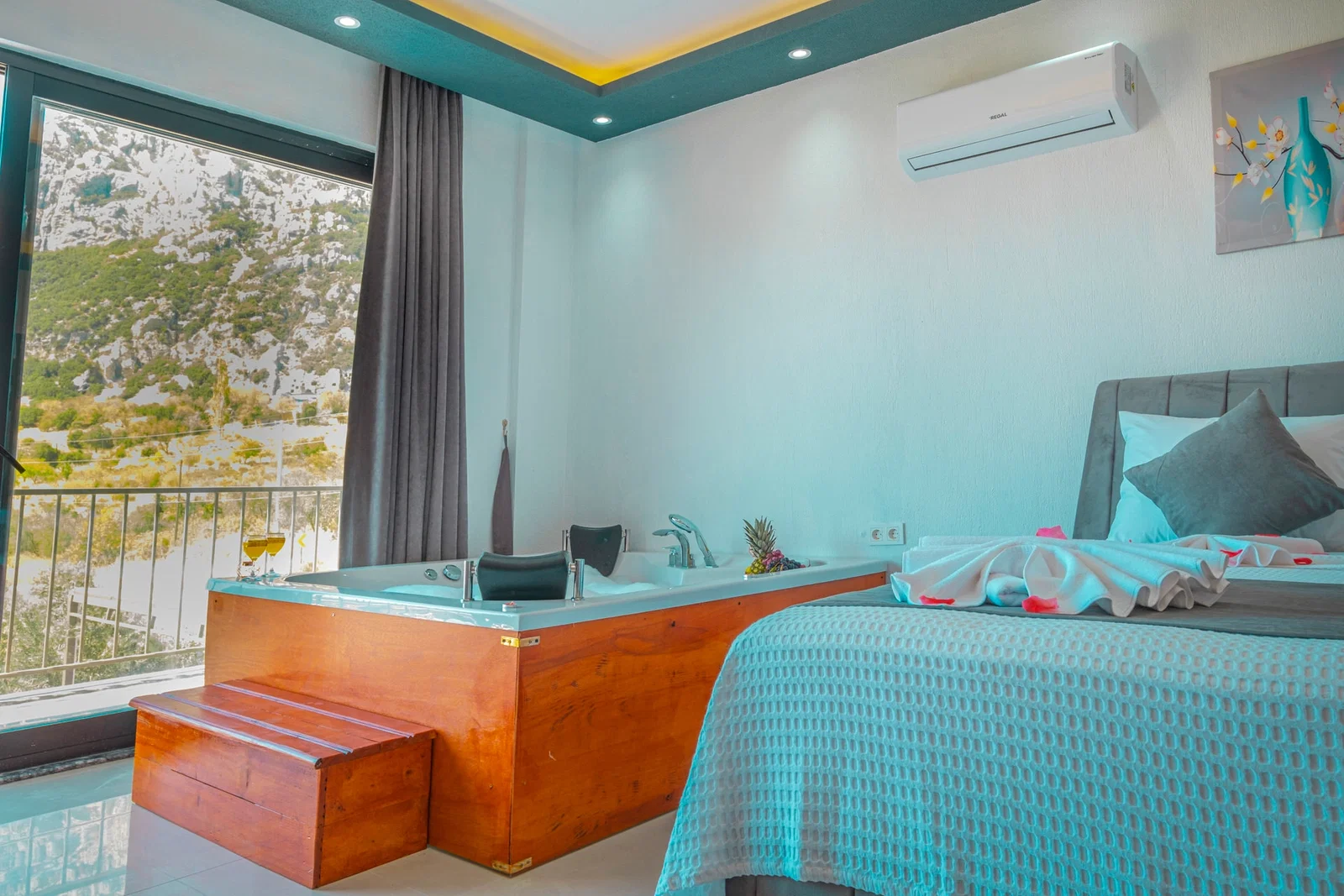 Bezirgan’da Korunaklı, Çocuk Havuzlu, Jakuzili, Kiralık Villa