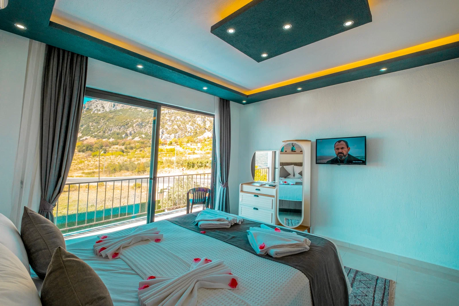 Bezirgan’da Korunaklı, Çocuk Havuzlu, Jakuzili, Kiralık Villa