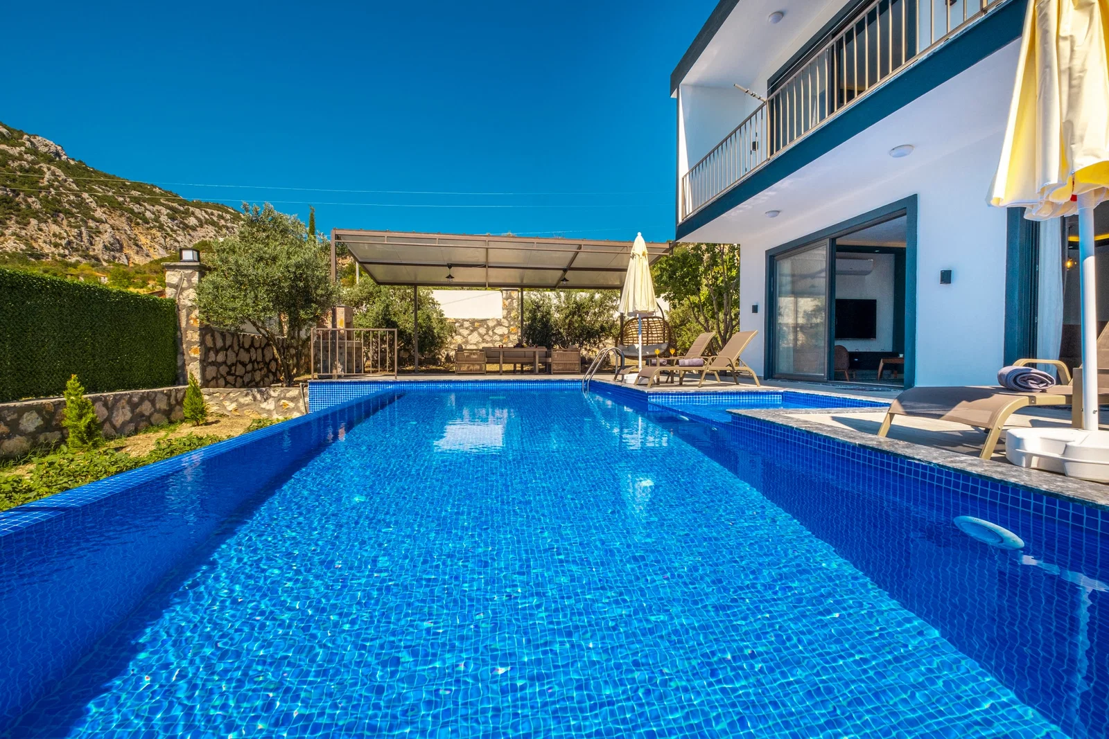 Bezirgan’da Korunaklı, Çocuk Havuzlu, Jakuzili, Kiralık Villa