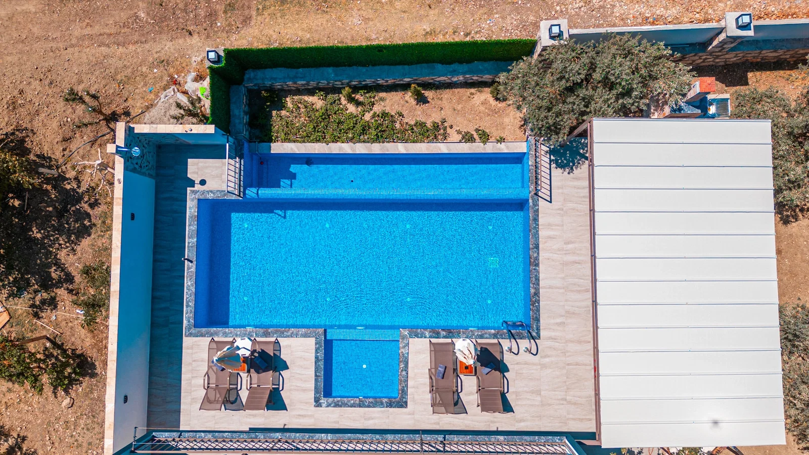 Bezirgan’da Korunaklı, Çocuk Havuzlu, Jakuzili, Kiralık Villa