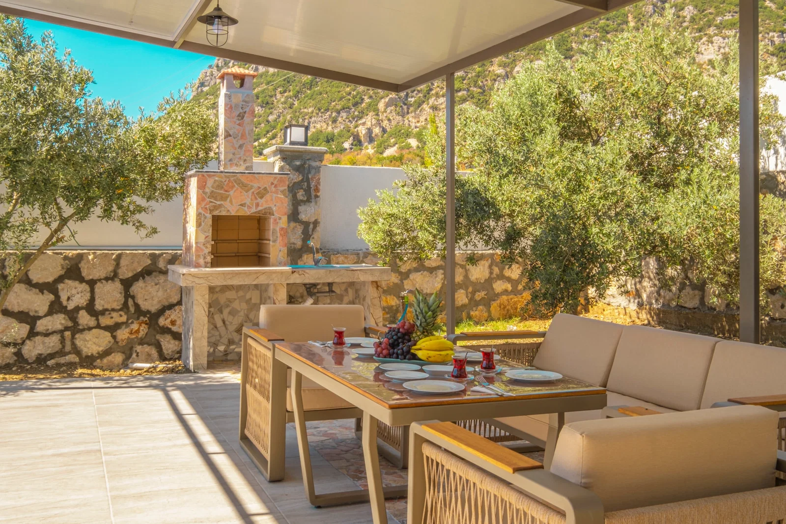 Bezirgan’da Korunaklı, Çocuk Havuzlu, Jakuzili, Kiralık Villa