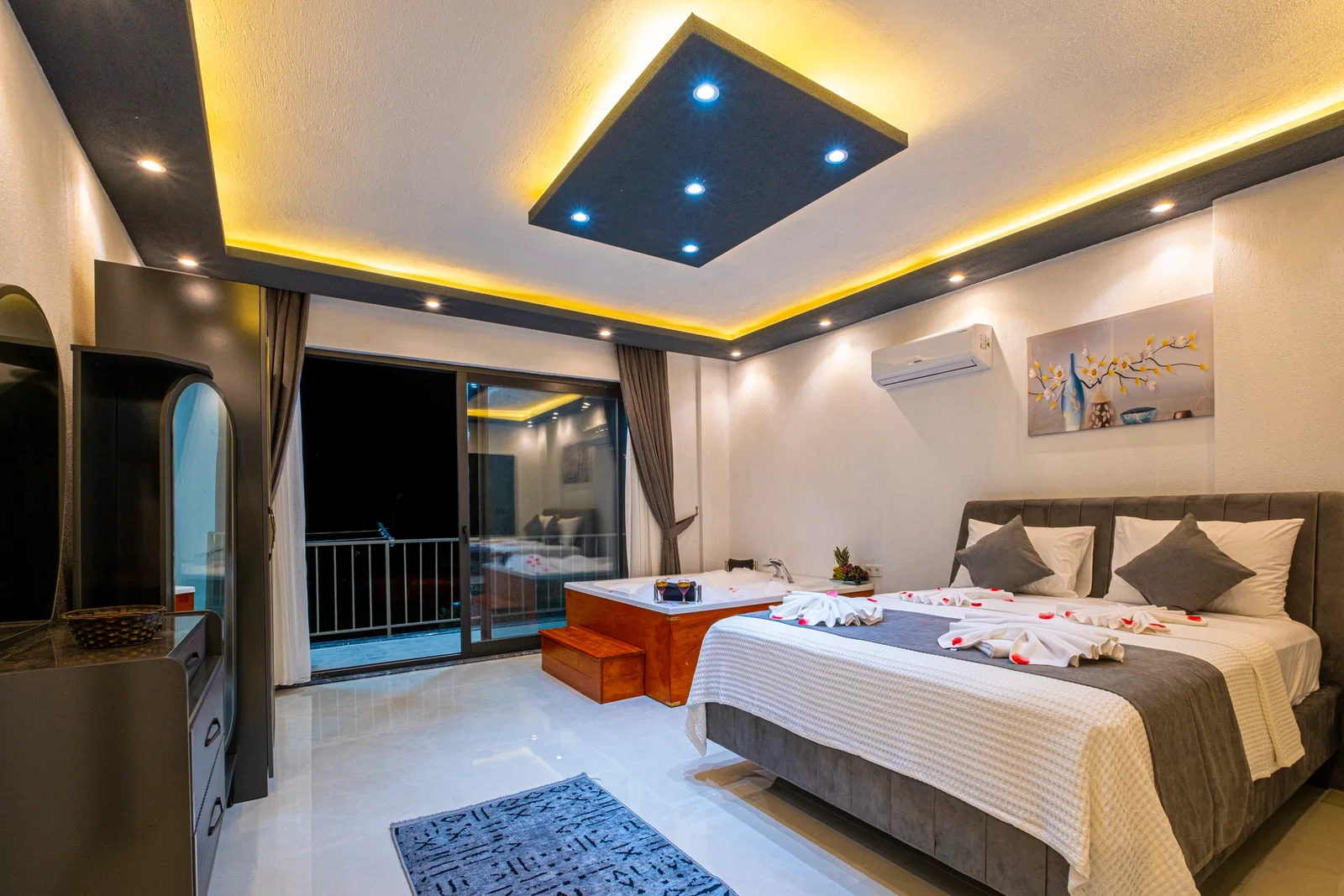Bezirgan’da Korunaklı, Çocuk Havuzlu, Jakuzili, Kiralık Villa