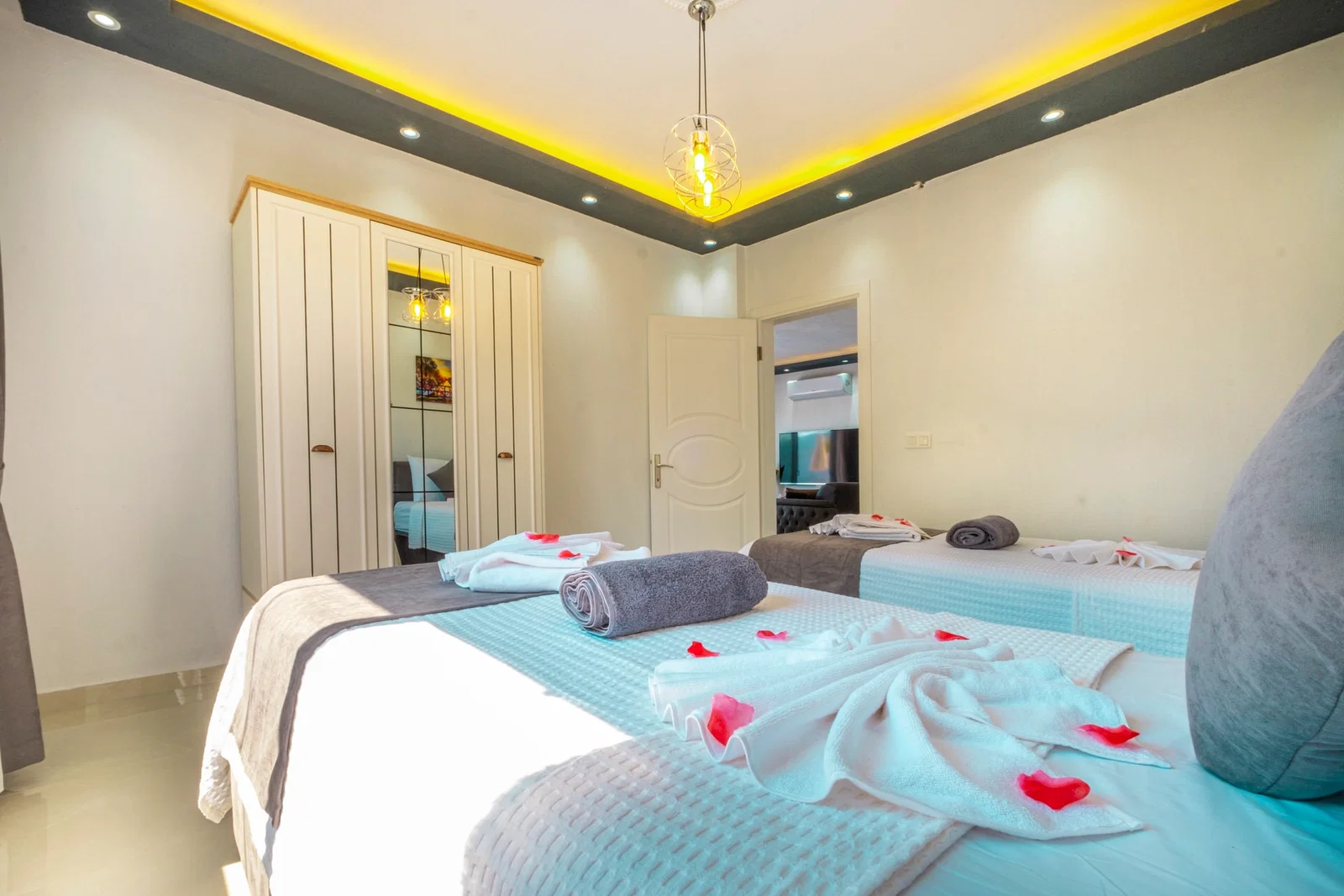 Bezirgan’da Korunaklı, Çocuk Havuzlu, Jakuzili, Kiralık Villa