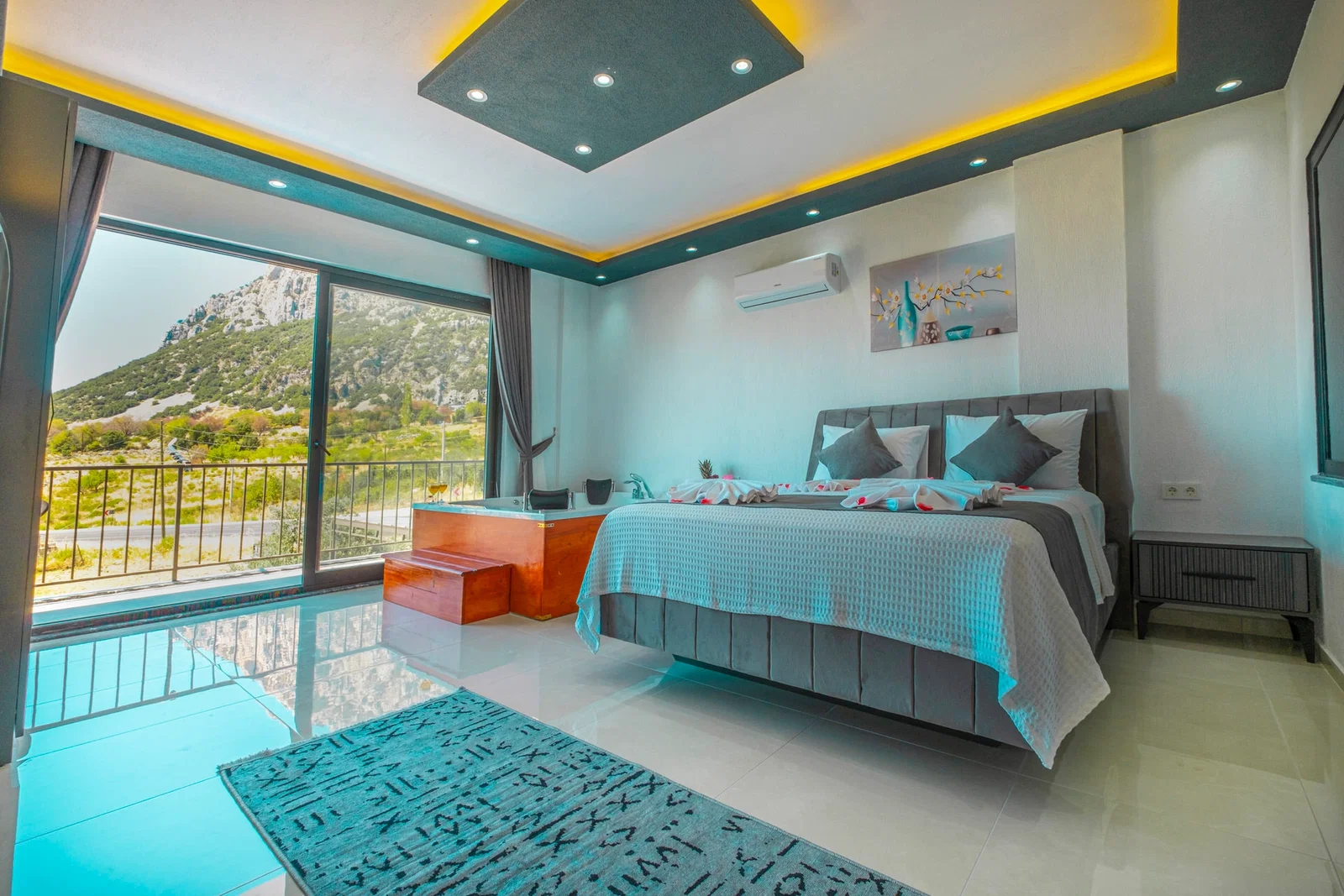 Bezirgan’da Korunaklı, Çocuk Havuzlu, Jakuzili, Kiralık Villa