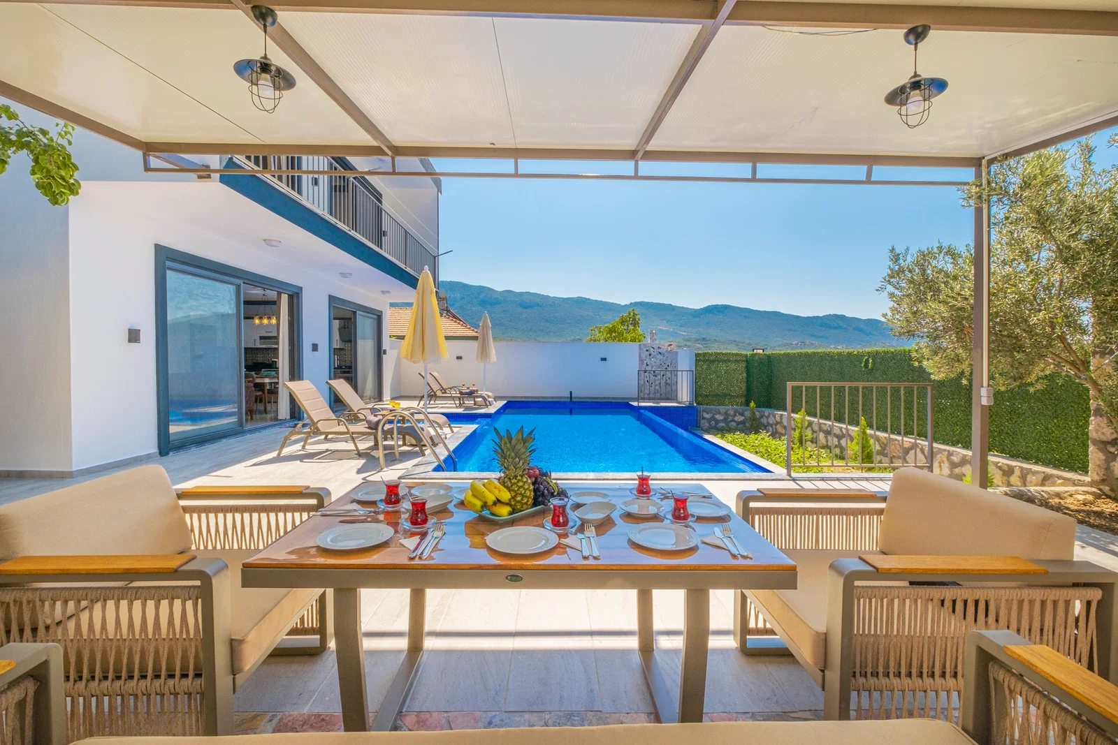 Bezirgan’da Korunaklı, Çocuk Havuzlu, Jakuzili, Kiralık Villa