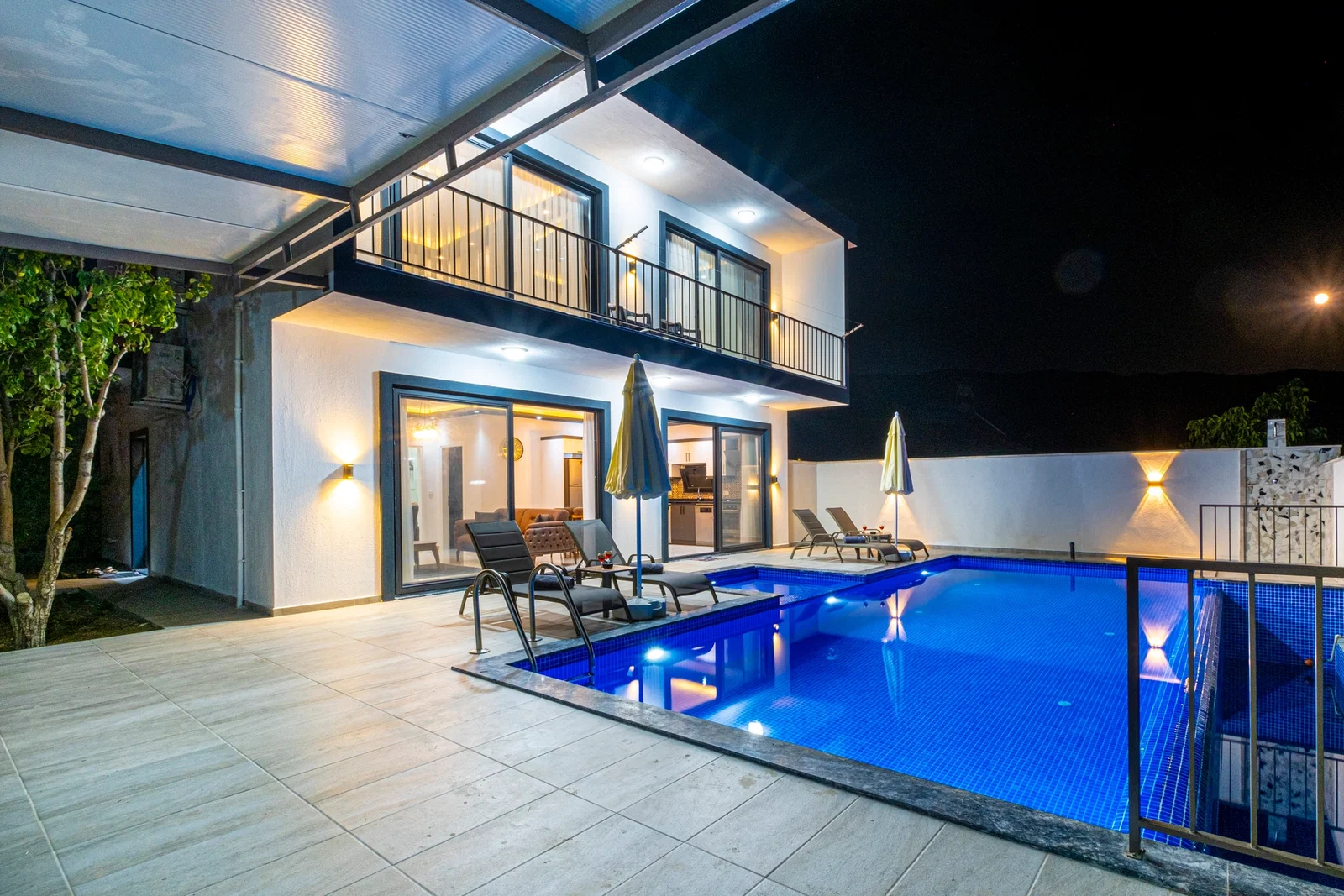 Bezirgan’da Korunaklı, Çocuk Havuzlu, Jakuzili, Kiralık Villa