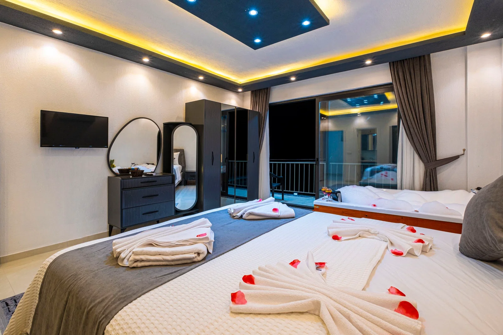 Bezirgan’da Korunaklı, Çocuk Havuzlu, Jakuzili, Kiralık Villa