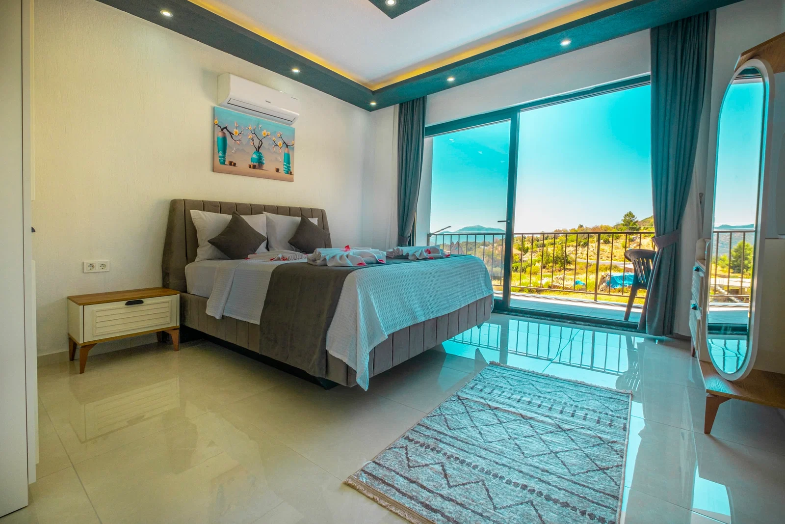 Bezirgan’da Korunaklı, Çocuk Havuzlu, Jakuzili, Kiralık Villa