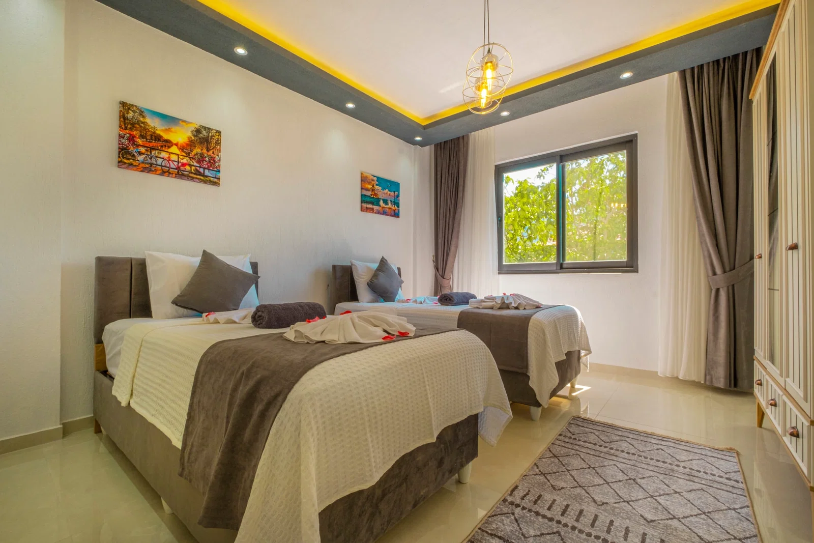 Bezirgan’da Korunaklı, Çocuk Havuzlu, Jakuzili, Kiralık Villa