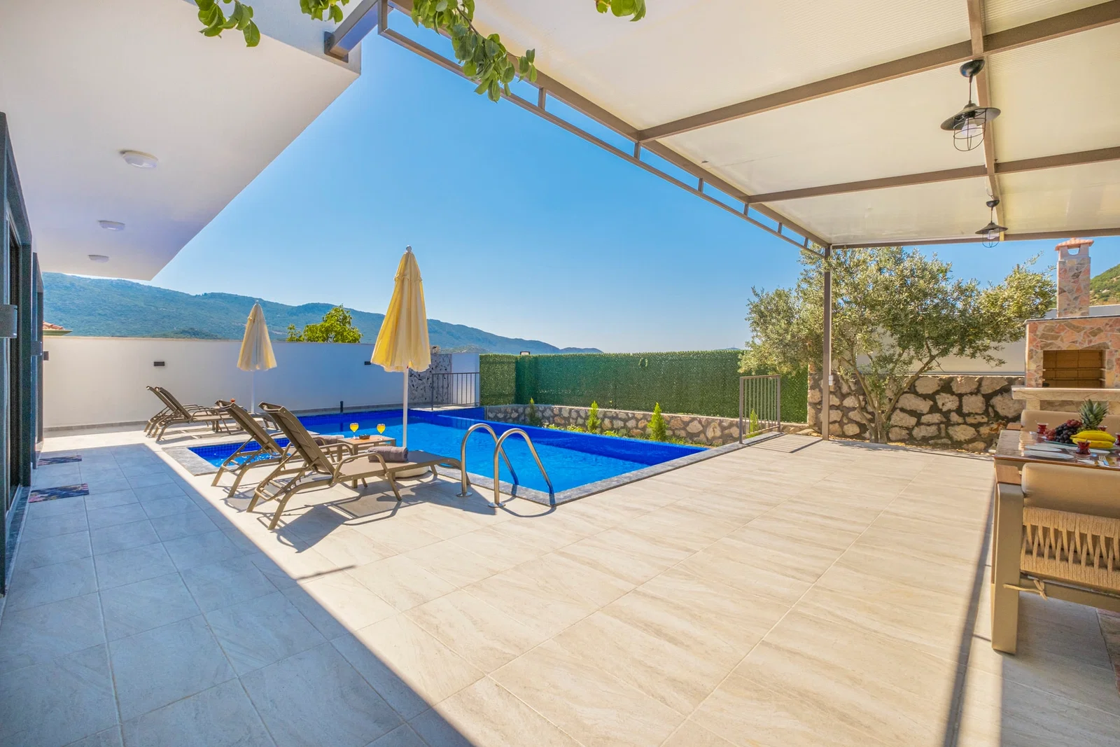 Bezirgan’da Korunaklı, Çocuk Havuzlu, Jakuzili, Kiralık Villa