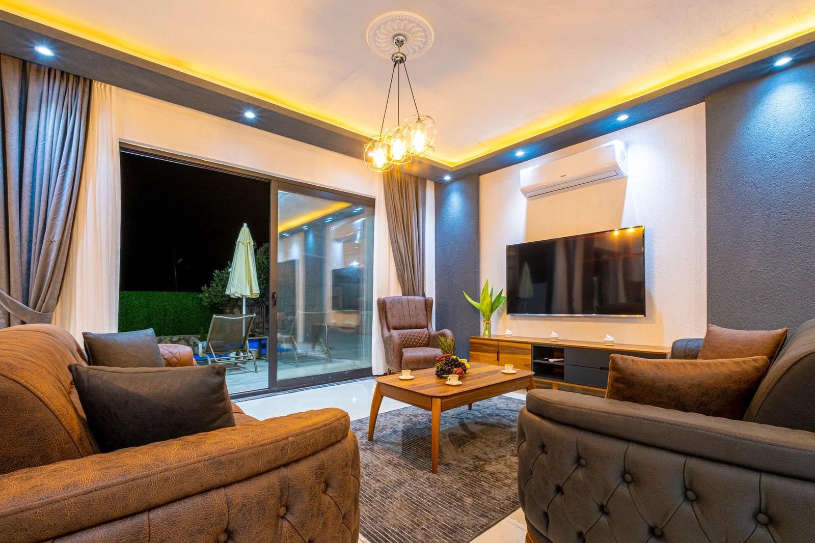Bezirgan’da Korunaklı, Çocuk Havuzlu, Jakuzili, Kiralık Villa