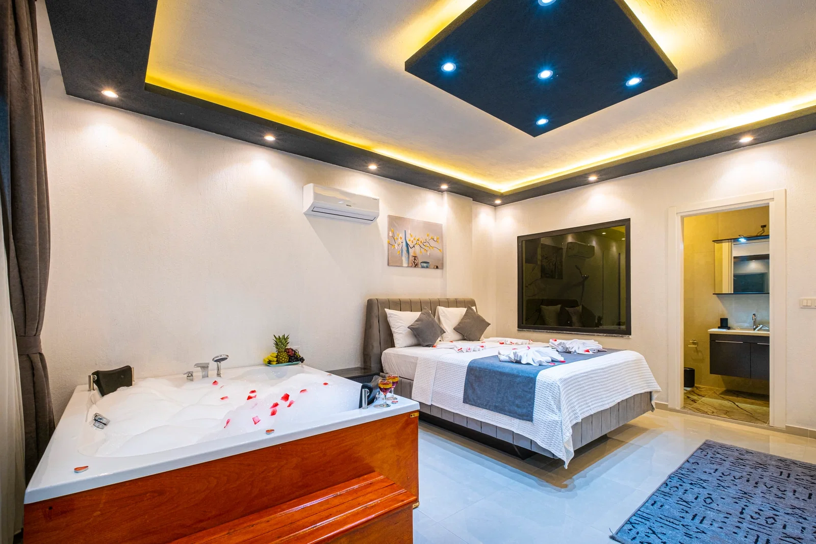 Bezirgan’da Korunaklı, Çocuk Havuzlu, Jakuzili, Kiralık Villa