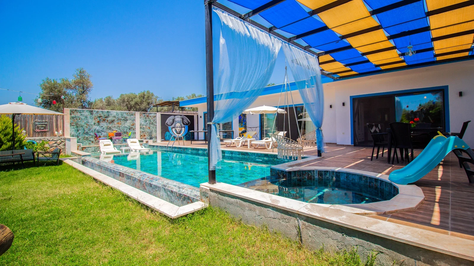 Çayköy’de Korunaklı, Çocuk Havuzlu, 4 Kişilik, Kiralık Villa
