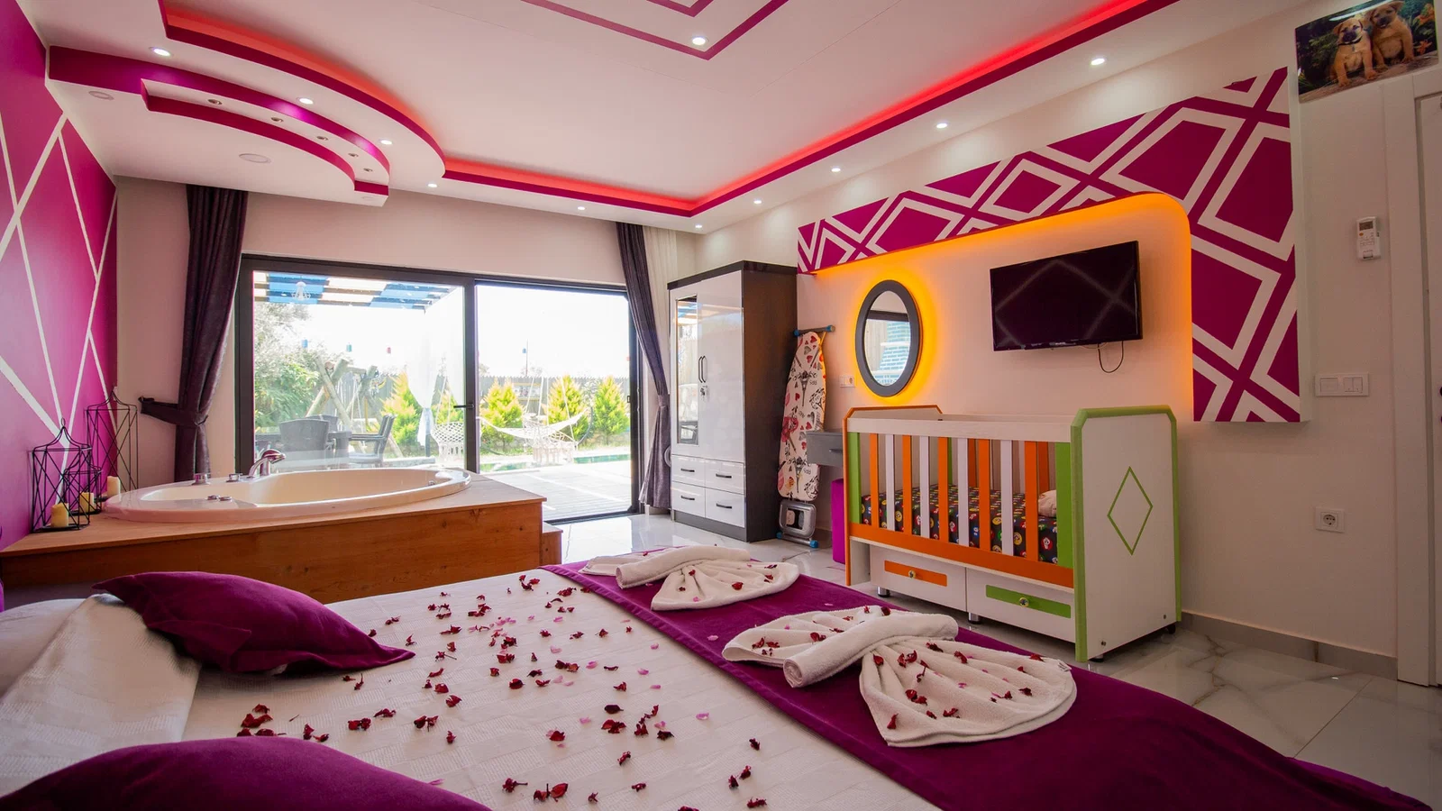 Çayköy’de Korunaklı, Çocuk Havuzlu, 4 Kişilik, Kiralık Villa