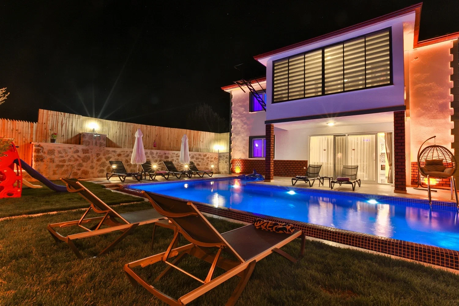 Bezirgan’da Huzurlu, Korunaklı Havuzlu, 8 Kişilik, Kiralık Villa