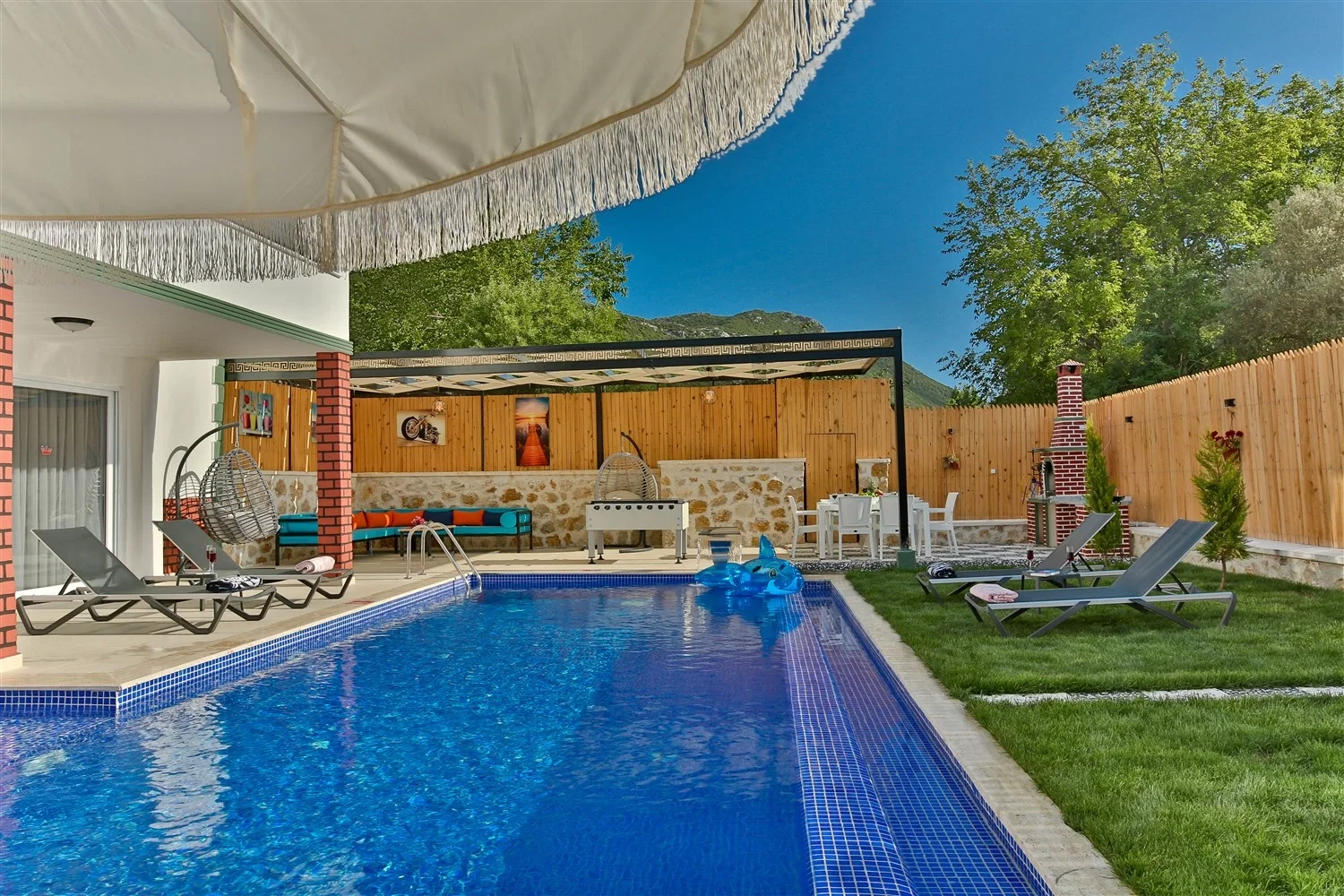 Bezirgan’da Huzurlu, Korunaklı Havuzlu, 8 Kişilik, Kiralık Villa