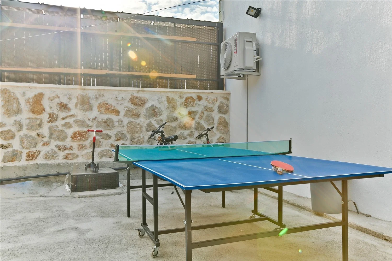 Bezirgan’da Huzurlu, Korunaklı Havuzlu, 8 Kişilik, Kiralık Villa