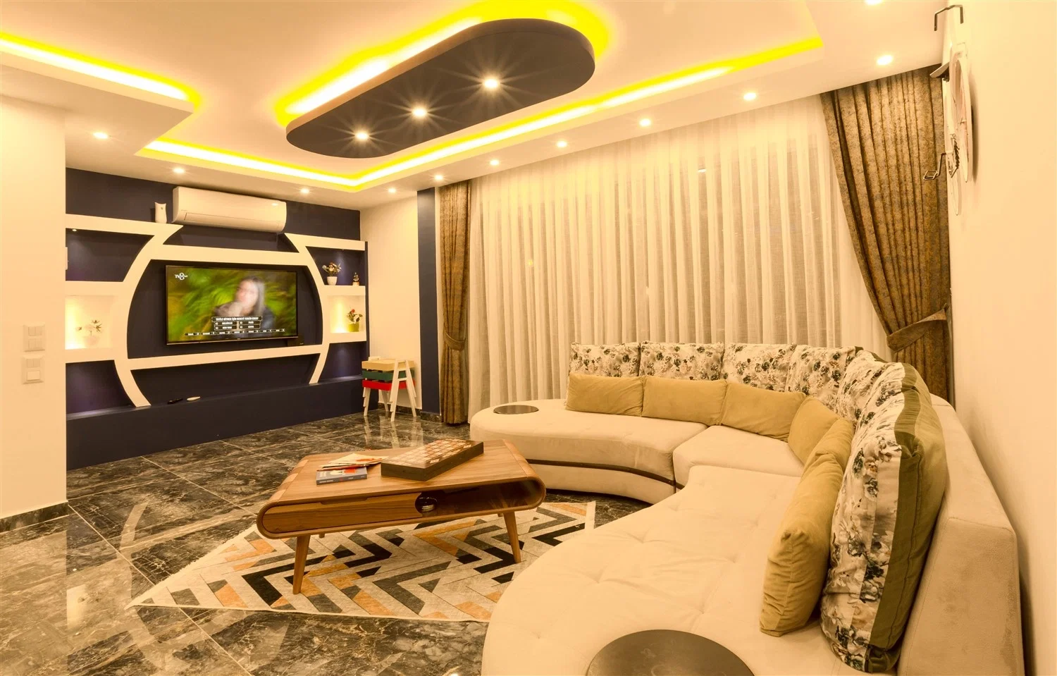 Bezirgan’da Huzurlu, Korunaklı Havuzlu, 8 Kişilik, Kiralık Villa