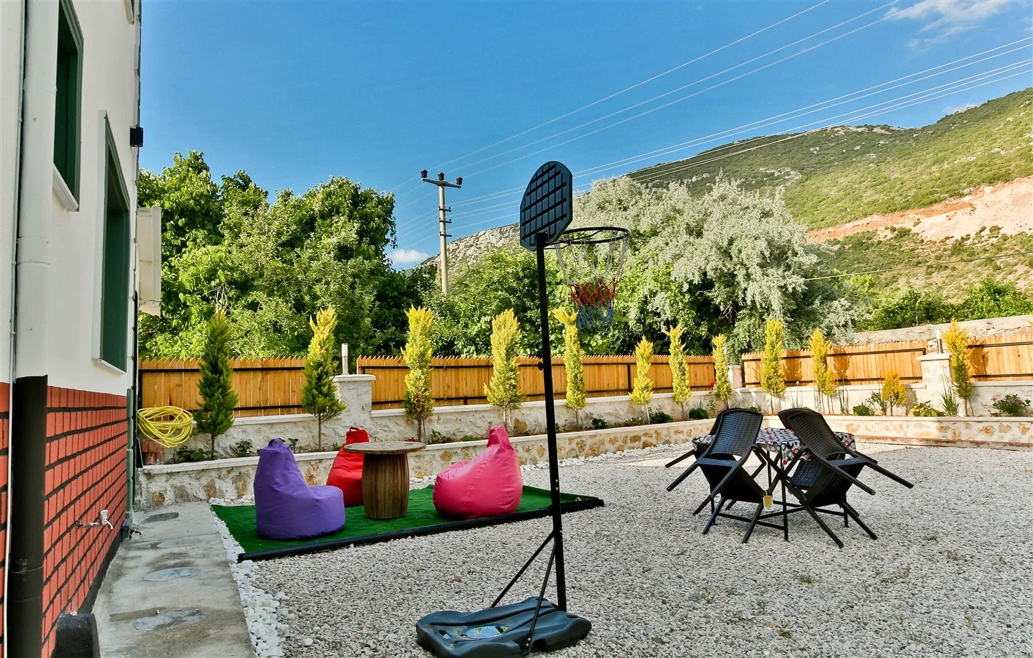 Bezirgan’da Huzurlu, Korunaklı Havuzlu, 8 Kişilik, Kiralık Villa