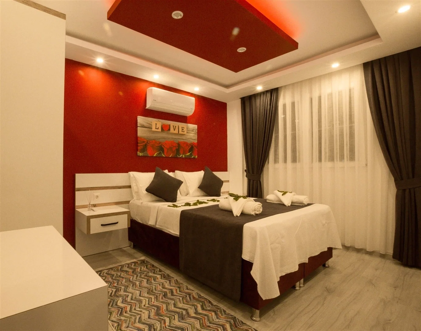 Bezirgan’da Huzurlu, Korunaklı Havuzlu, 8 Kişilik, Kiralık Villa
