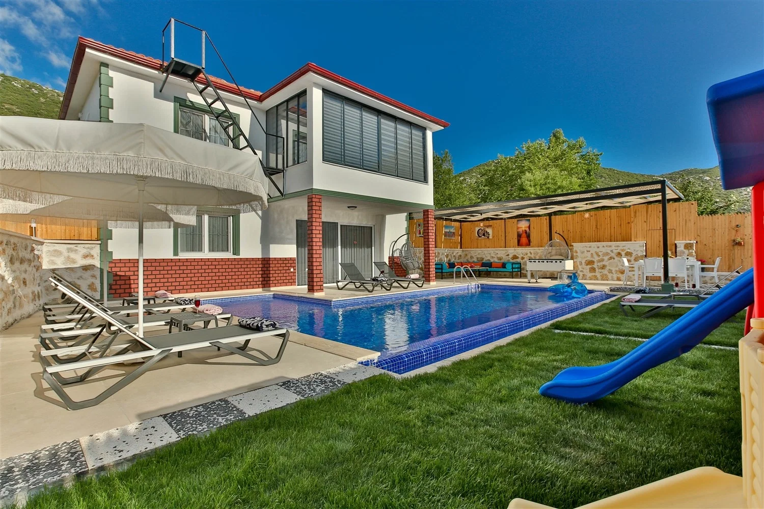 Bezirgan’da Huzurlu, Korunaklı Havuzlu, 8 Kişilik, Kiralık Villa