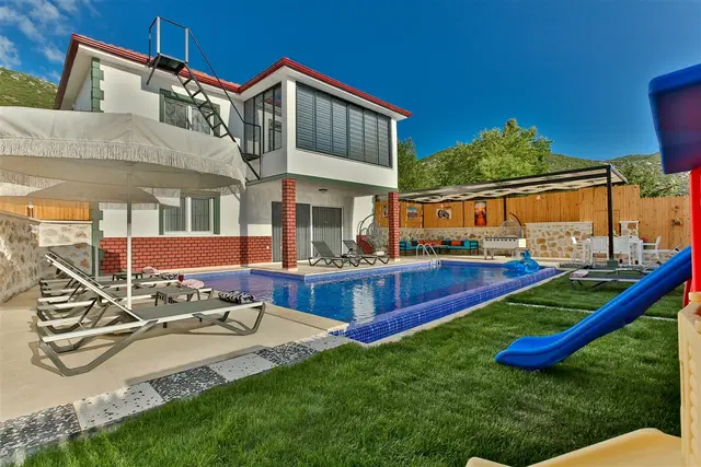 Bezirgan’da Huzurlu, Korunaklı Havuzlu, 8 Kişilik, Kiralık Villa