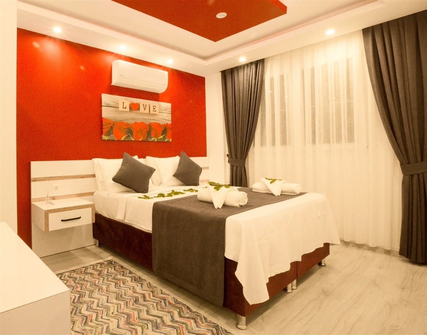 Bezirgan’da Huzurlu, Korunaklı Havuzlu, 8 Kişilik, Kiralık Villa