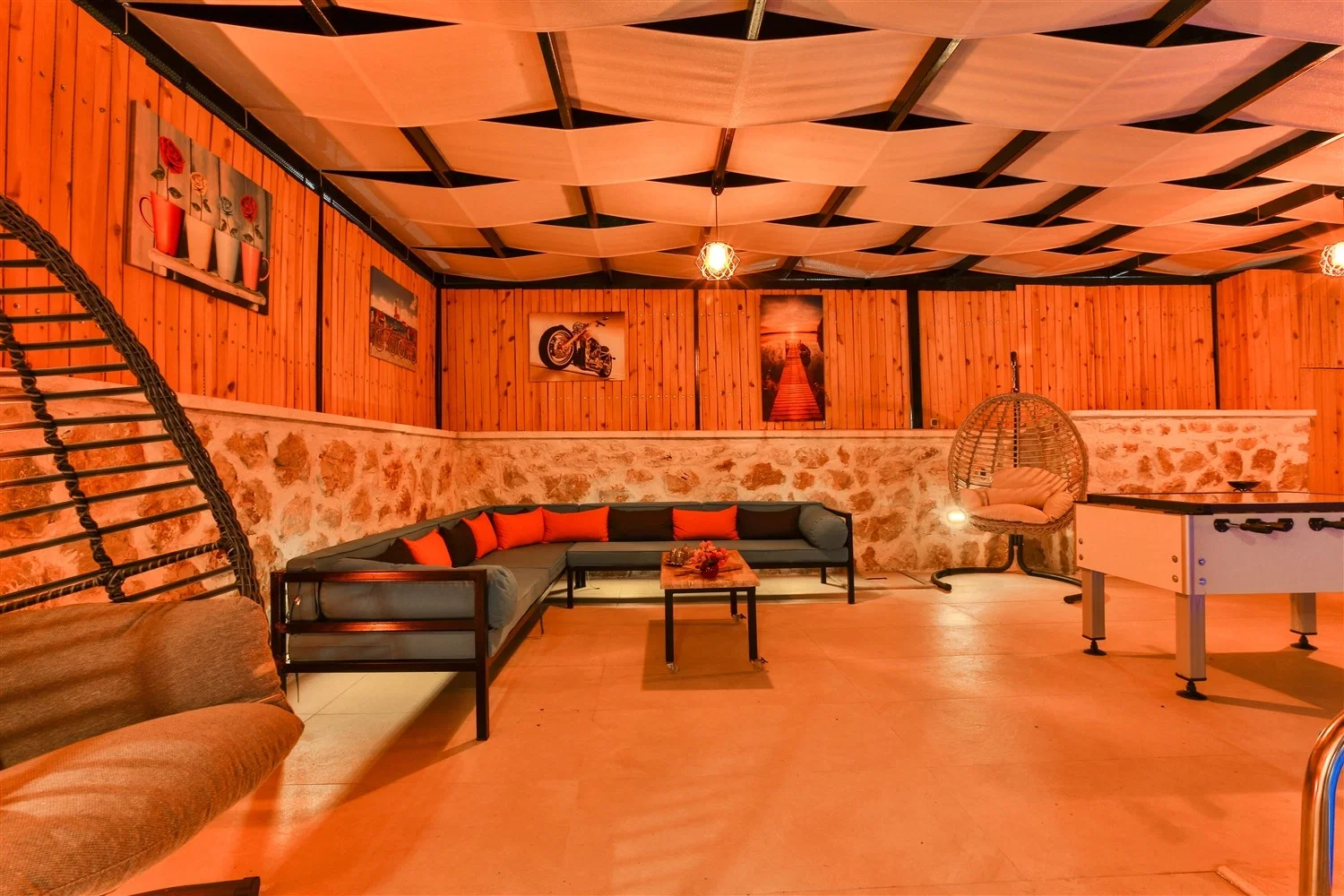 Bezirgan’da Huzurlu, Korunaklı Havuzlu, 8 Kişilik, Kiralık Villa