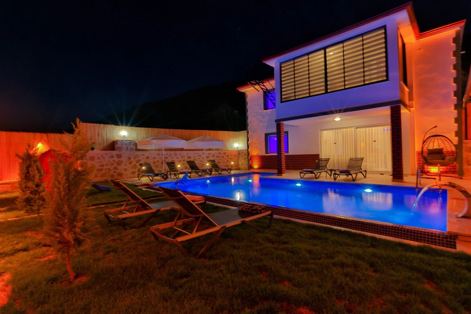 Bezirgan’da Huzurlu, Korunaklı Havuzlu, 8 Kişilik, Kiralık Villa