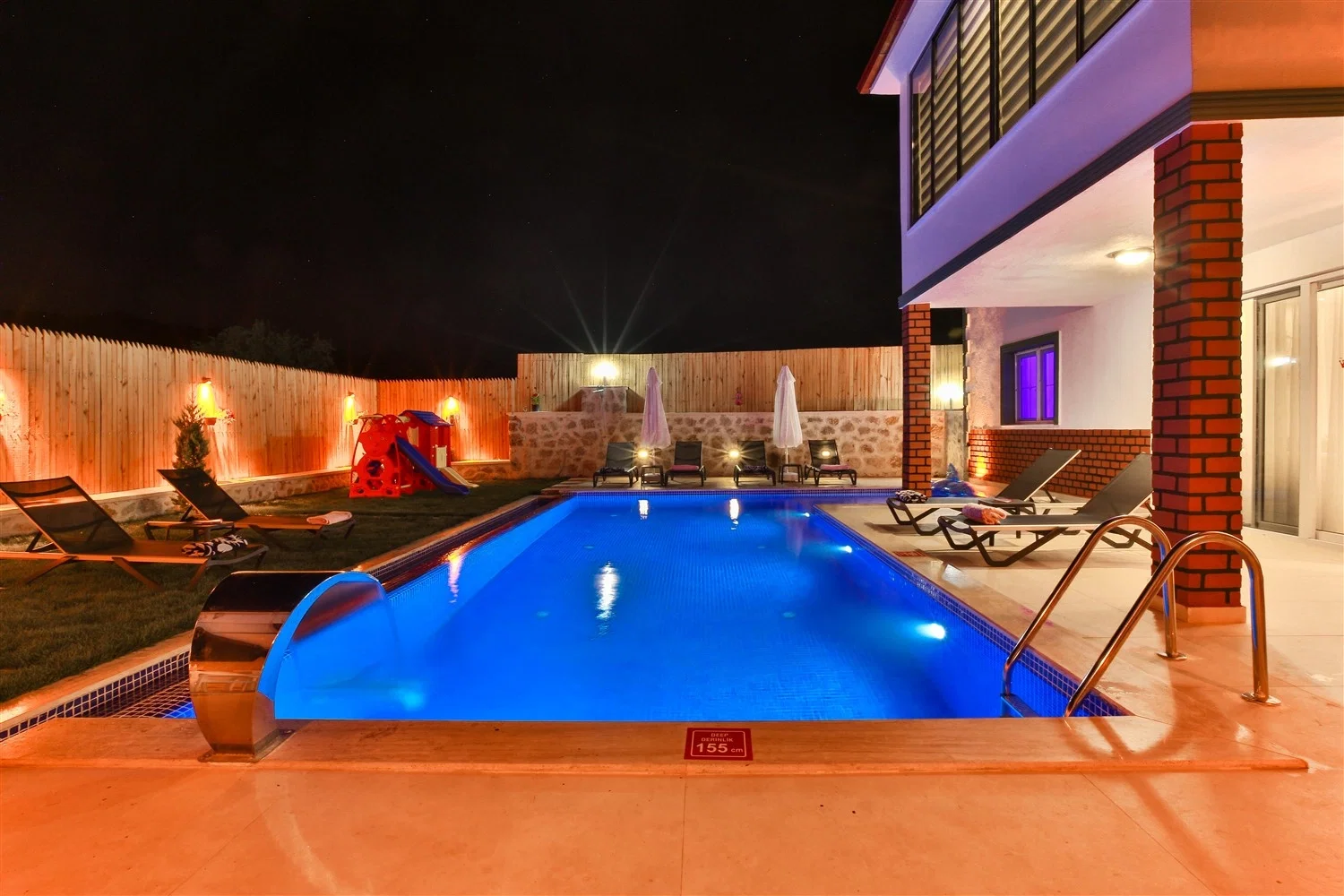 Bezirgan’da Huzurlu, Korunaklı Havuzlu, 8 Kişilik, Kiralık Villa