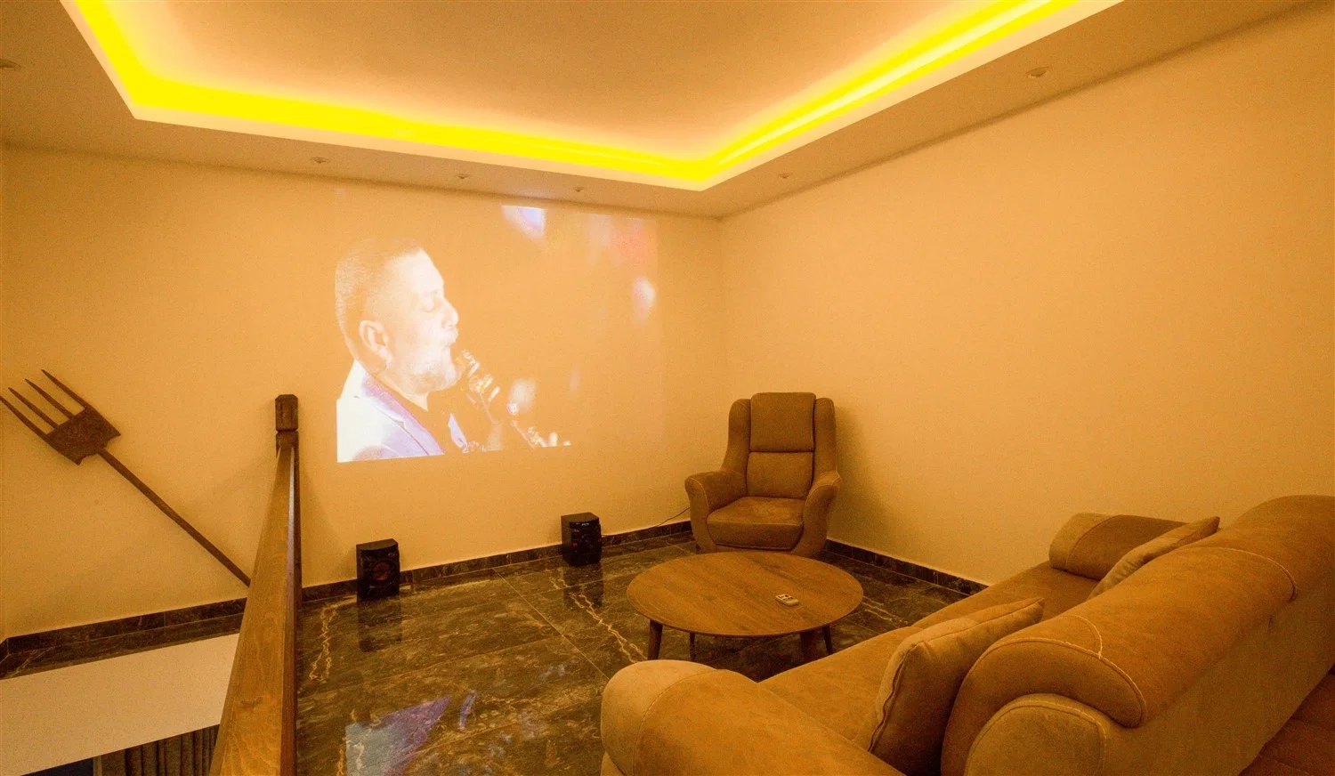 Bezirgan’da Huzurlu, Korunaklı Havuzlu, 8 Kişilik, Kiralık Villa
