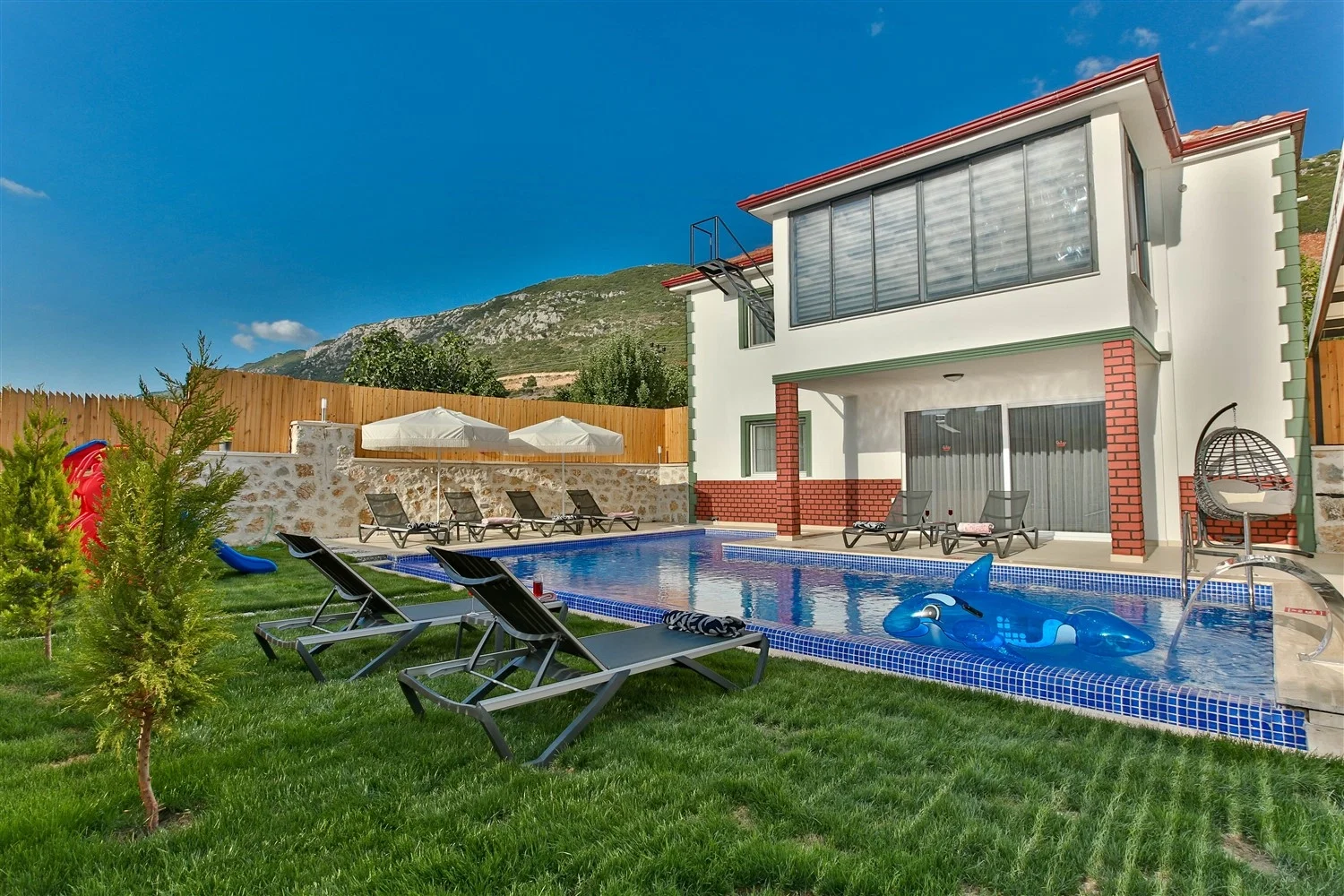 Bezirgan’da Huzurlu, Korunaklı Havuzlu, 8 Kişilik, Kiralık Villa