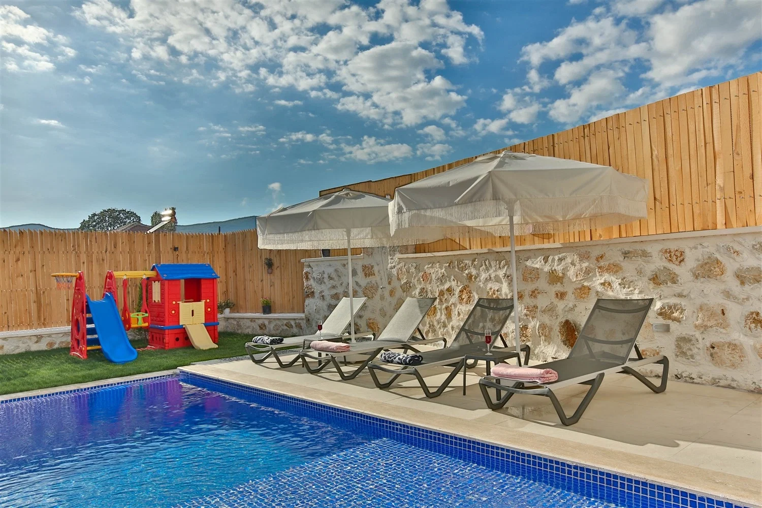 Bezirgan’da Huzurlu, Korunaklı Havuzlu, 8 Kişilik, Kiralık Villa