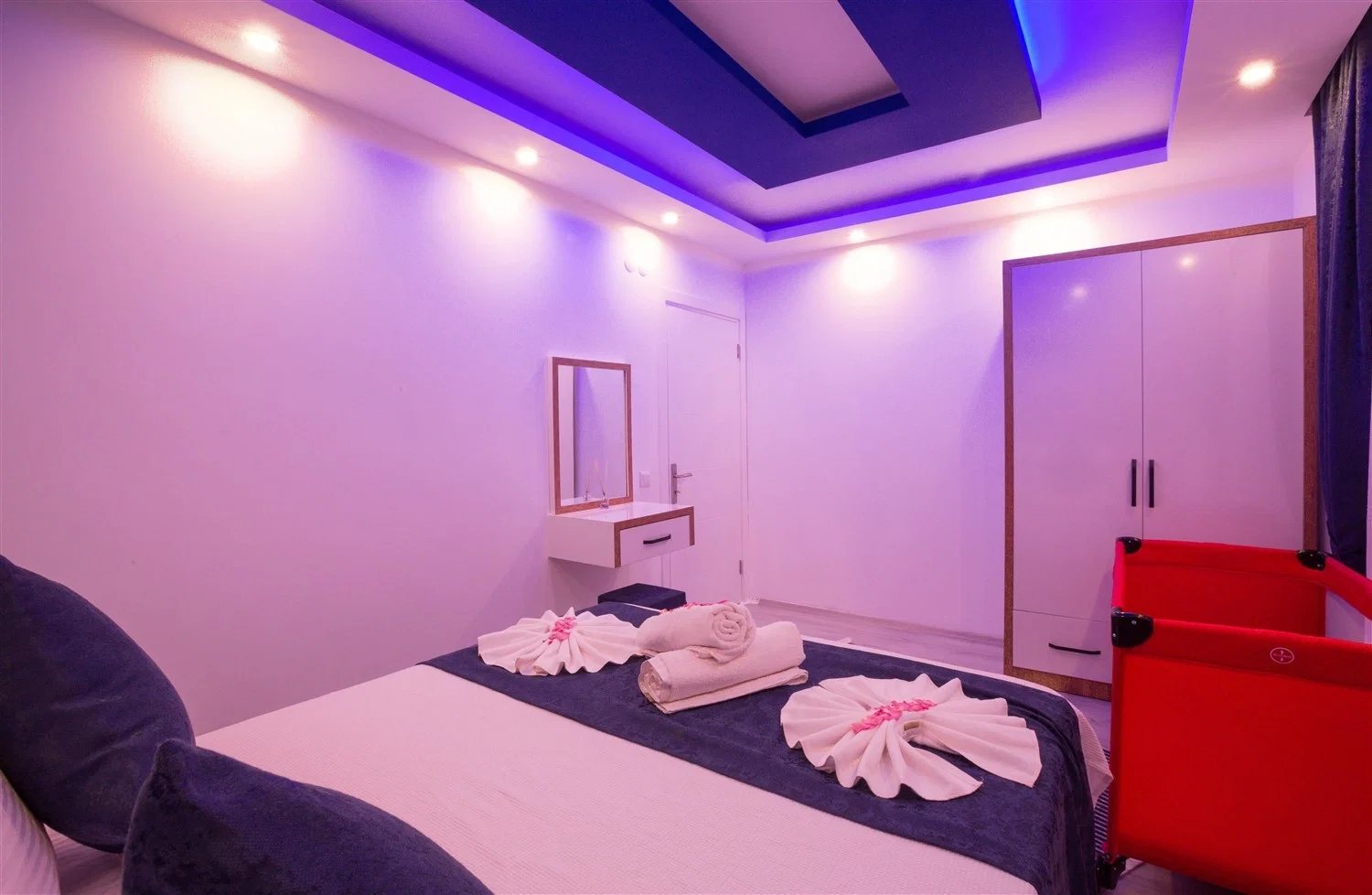 Bezirgan’da Huzurlu, Korunaklı Havuzlu, 8 Kişilik, Kiralık Villa
