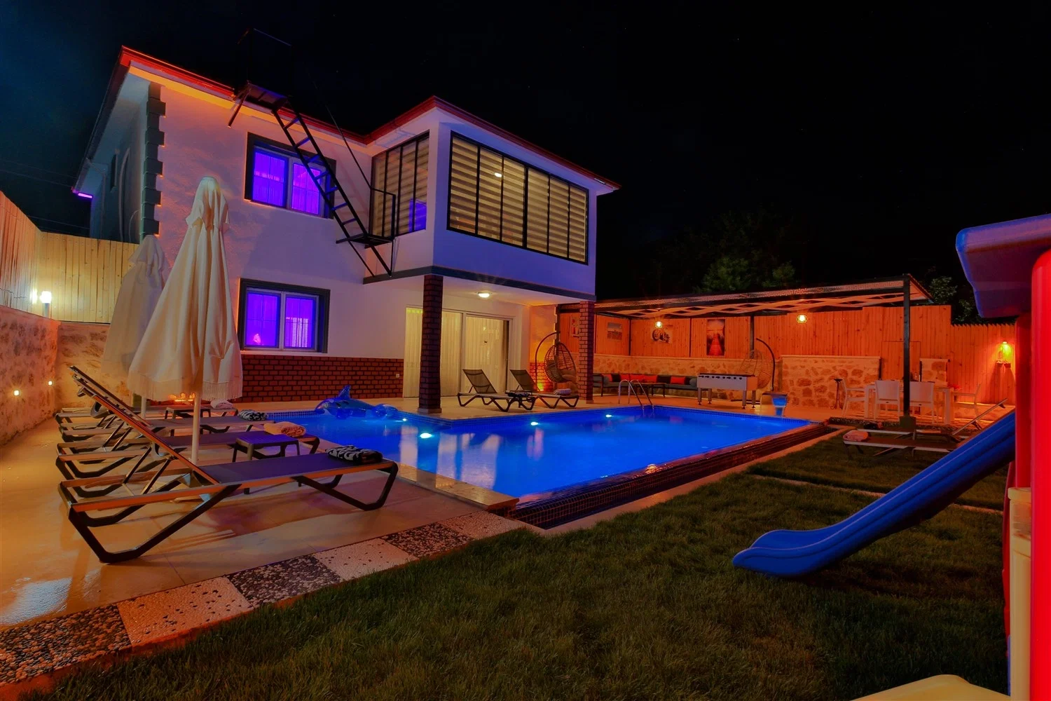 Bezirgan’da Huzurlu, Korunaklı Havuzlu, 8 Kişilik, Kiralık Villa