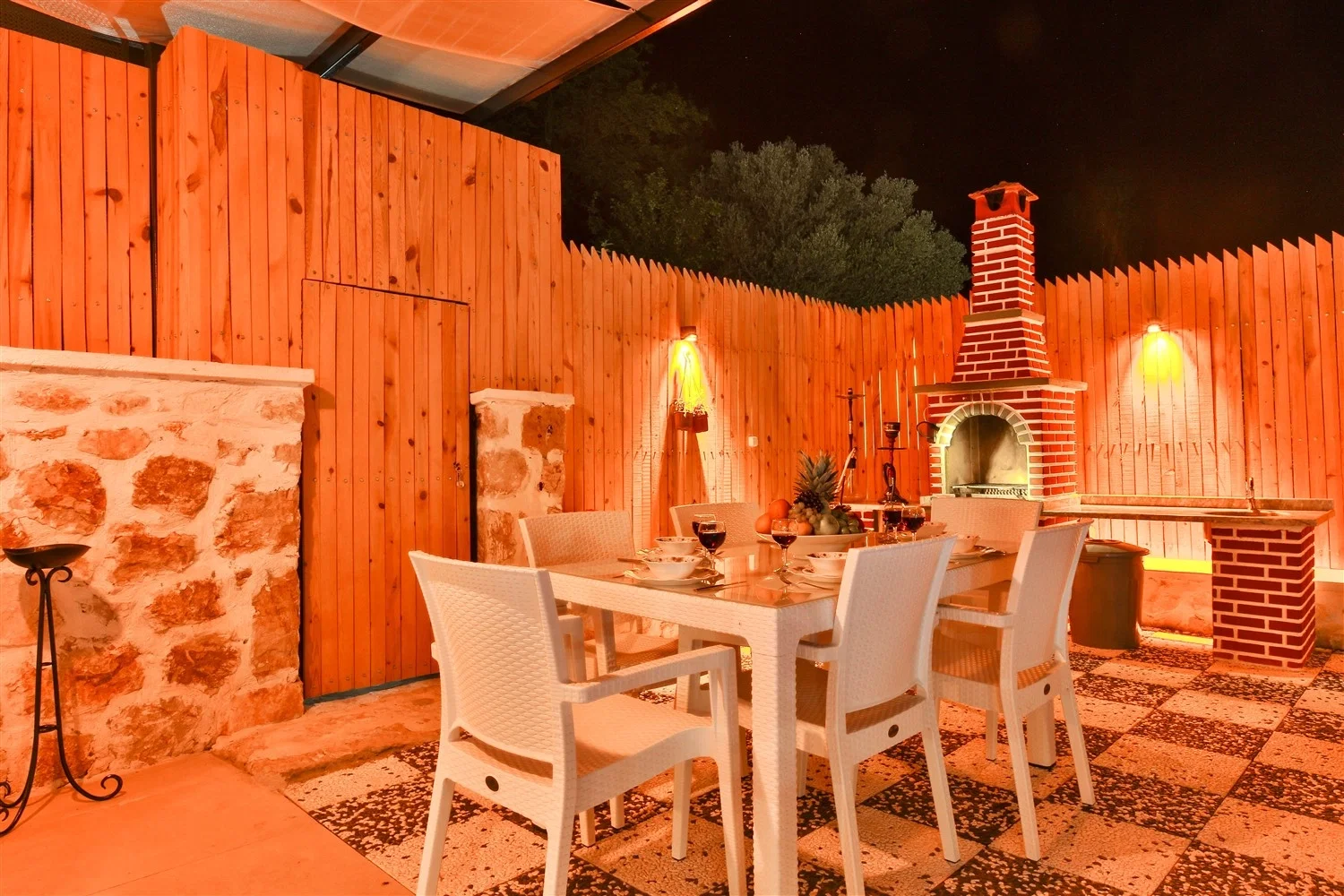 Bezirgan’da Huzurlu, Korunaklı Havuzlu, 8 Kişilik, Kiralık Villa