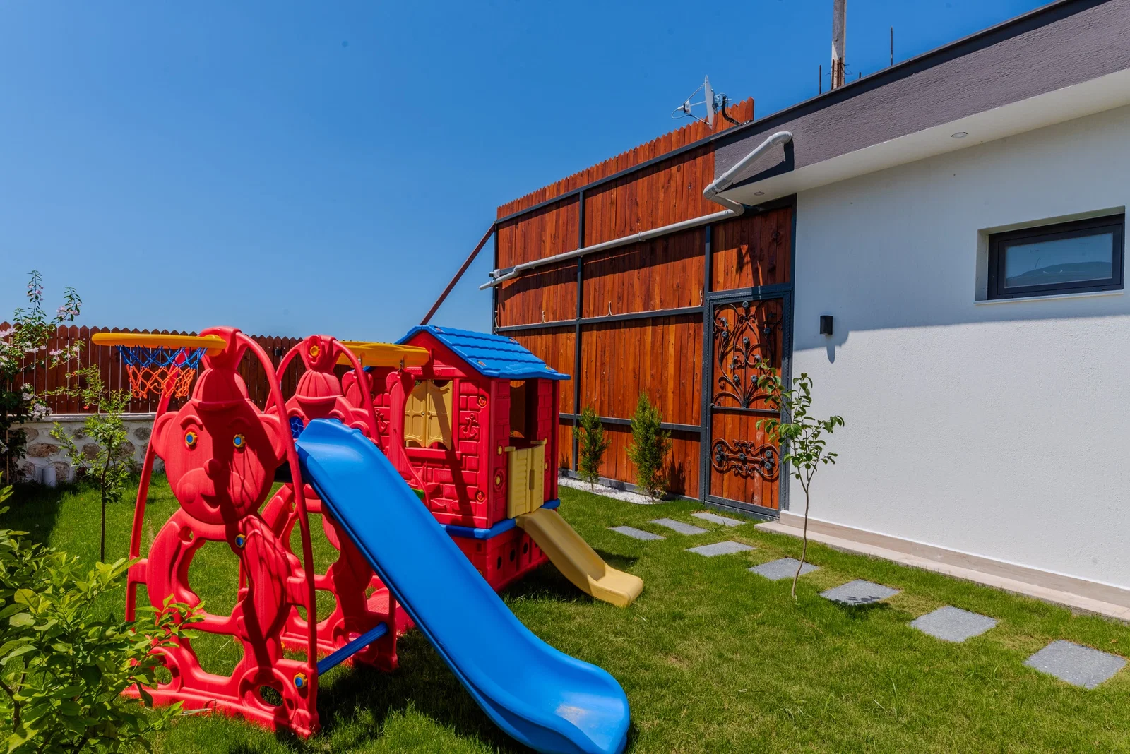 Çavdır’da Korunaklı, Çocuk Havuzlu, 2 Yatak Odalı, Kiralık Villa