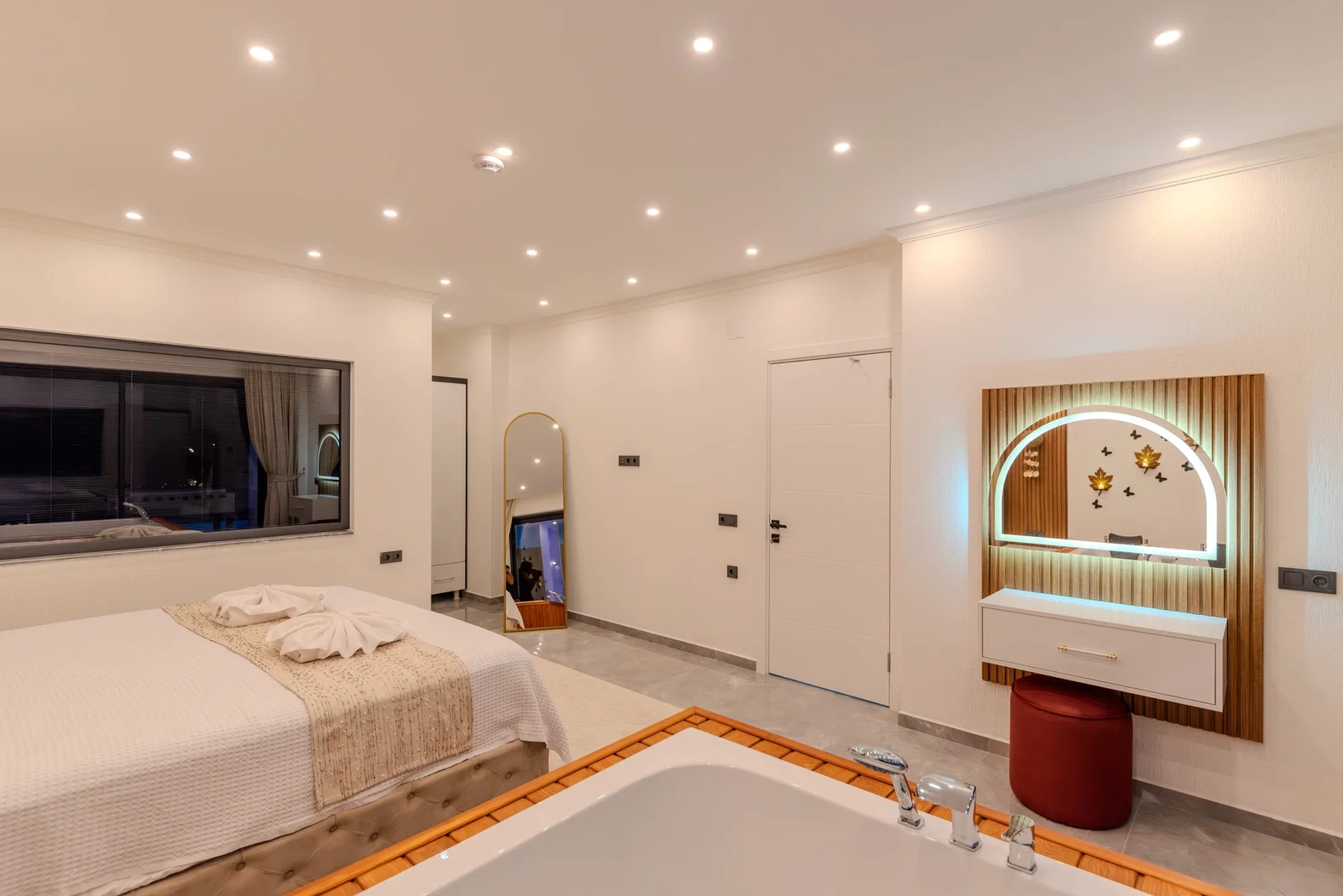Çavdır’da Korunaklı, Çocuk Havuzlu, 2 Yatak Odalı, Kiralık Villa