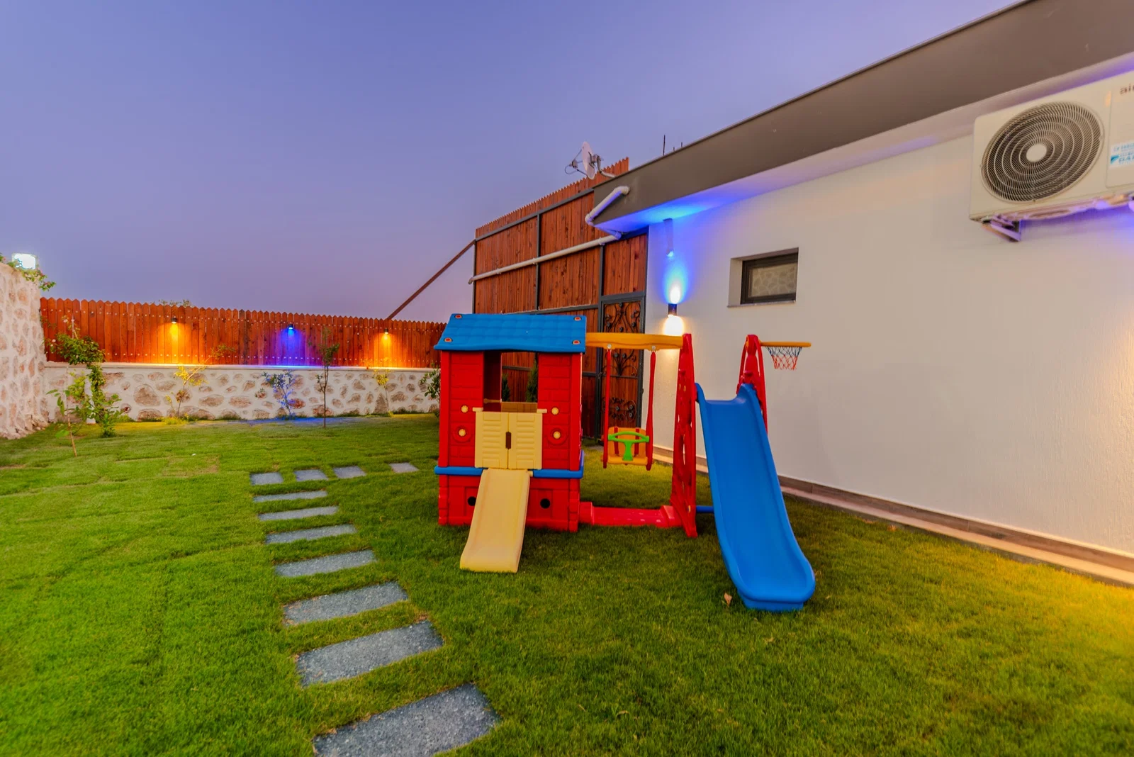 Çavdır’da Korunaklı, Çocuk Havuzlu, 2 Yatak Odalı, Kiralık Villa