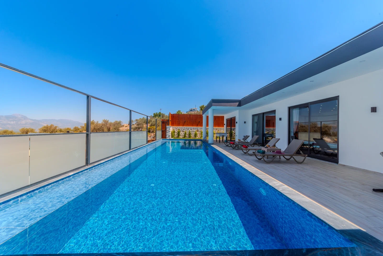 Çavdır’da Korunaklı, Çocuk Havuzlu, 2 Yatak Odalı, Kiralık Villa