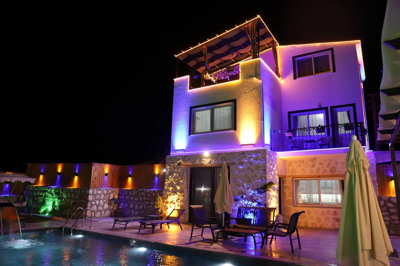 Çavdır’da Huzurlu, Korunaklı Havuzlu, Jakuzili, Kiralık Villa