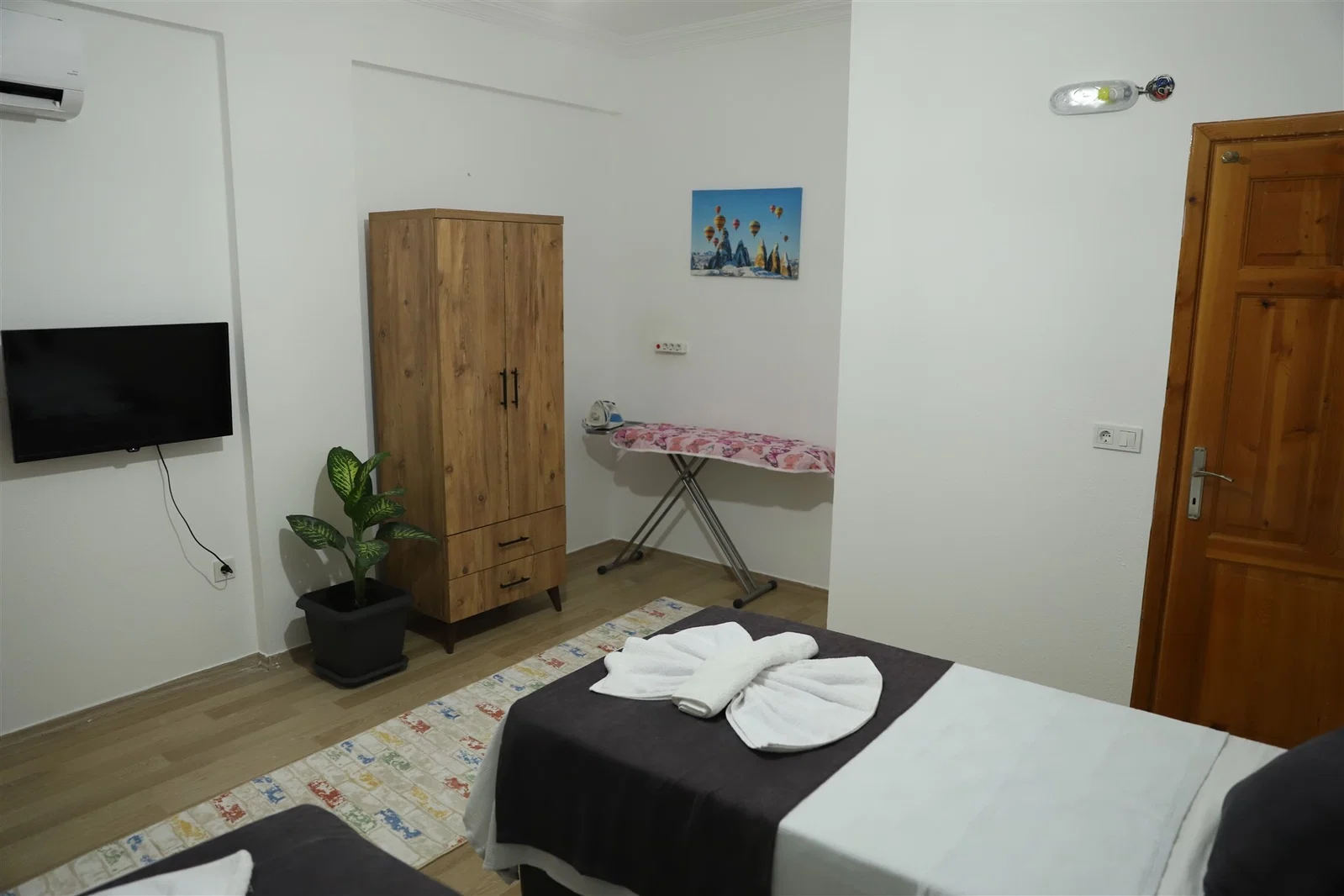 Çavdır’da Huzurlu, Korunaklı Havuzlu, Jakuzili, Kiralık Villa