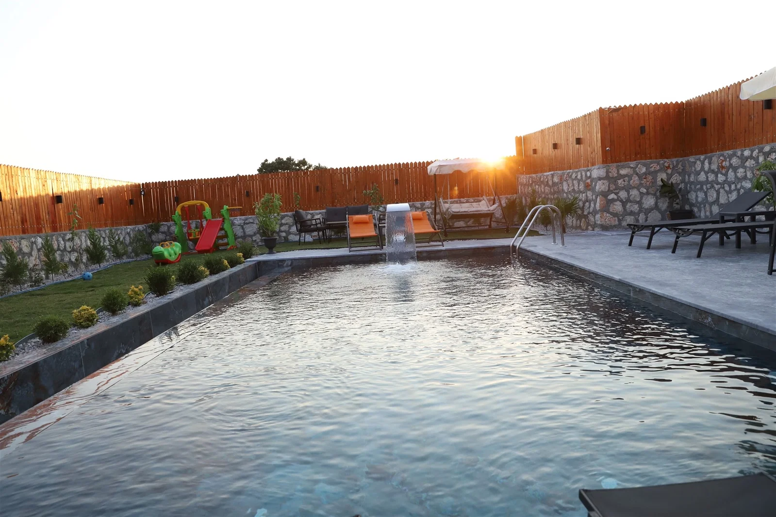 Çavdır’da Huzurlu, Korunaklı Havuzlu, Jakuzili, Kiralık Villa